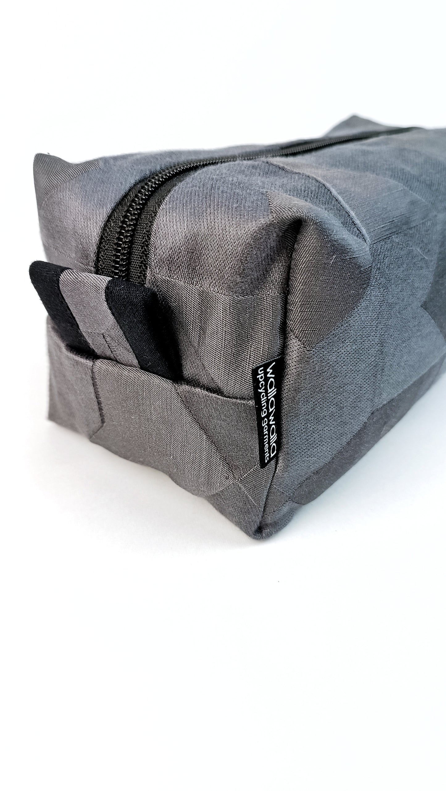 Große Kulturtasche aus geretteten Stoffsamples