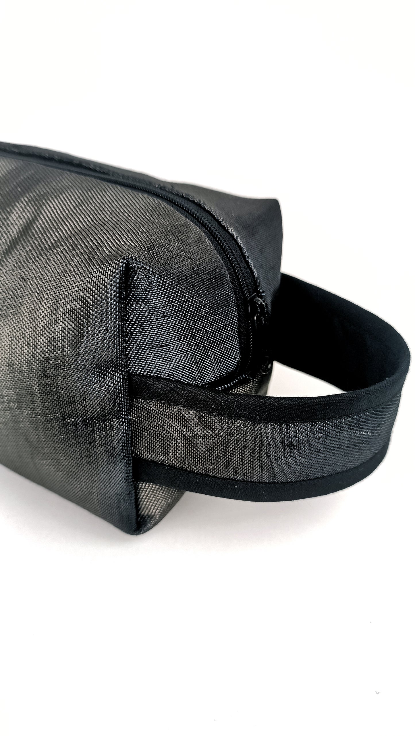 Große Kulturtasche aus geretteten Materialien