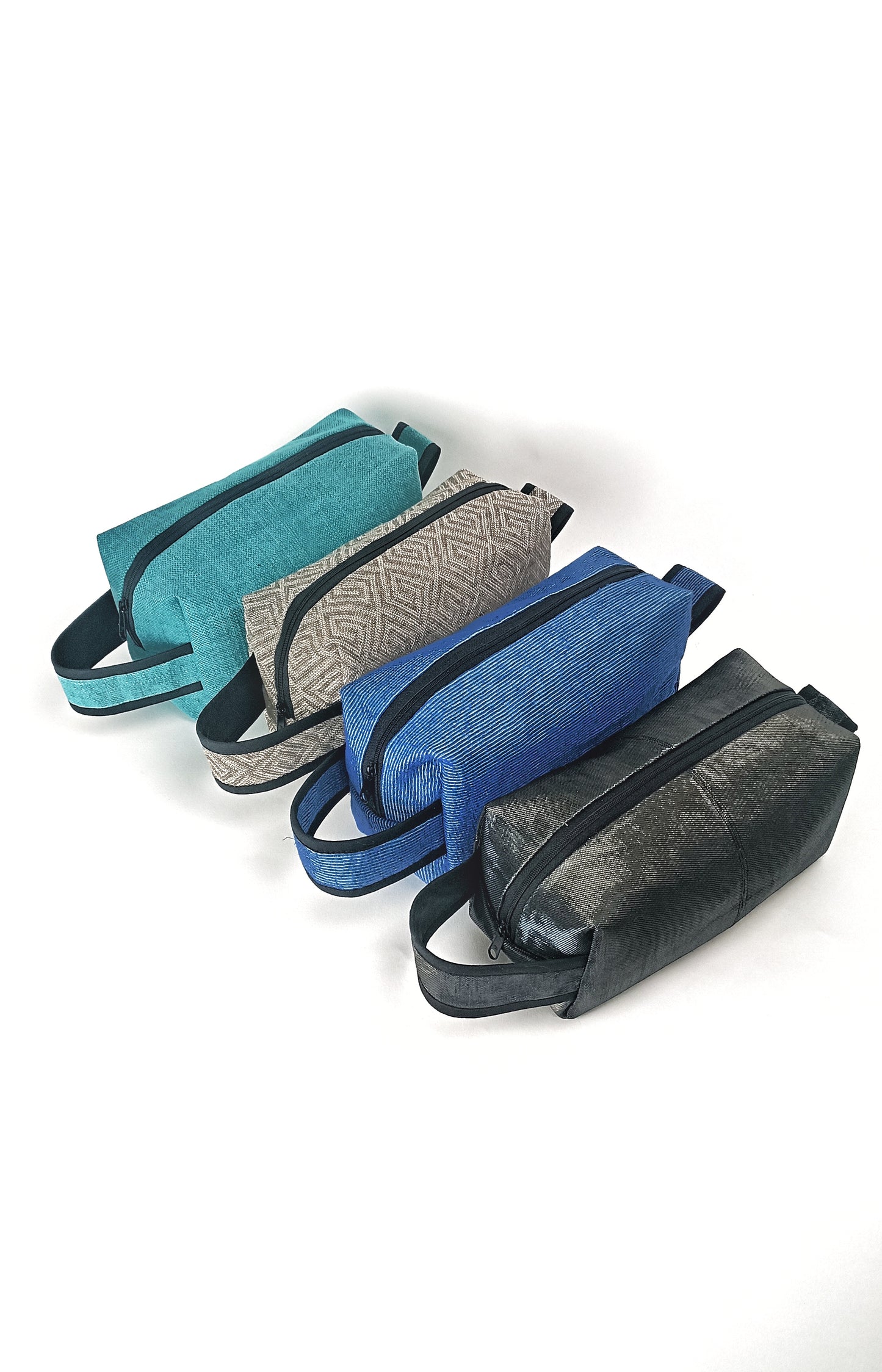 Große Kulturtasche aus geretteten Materialien