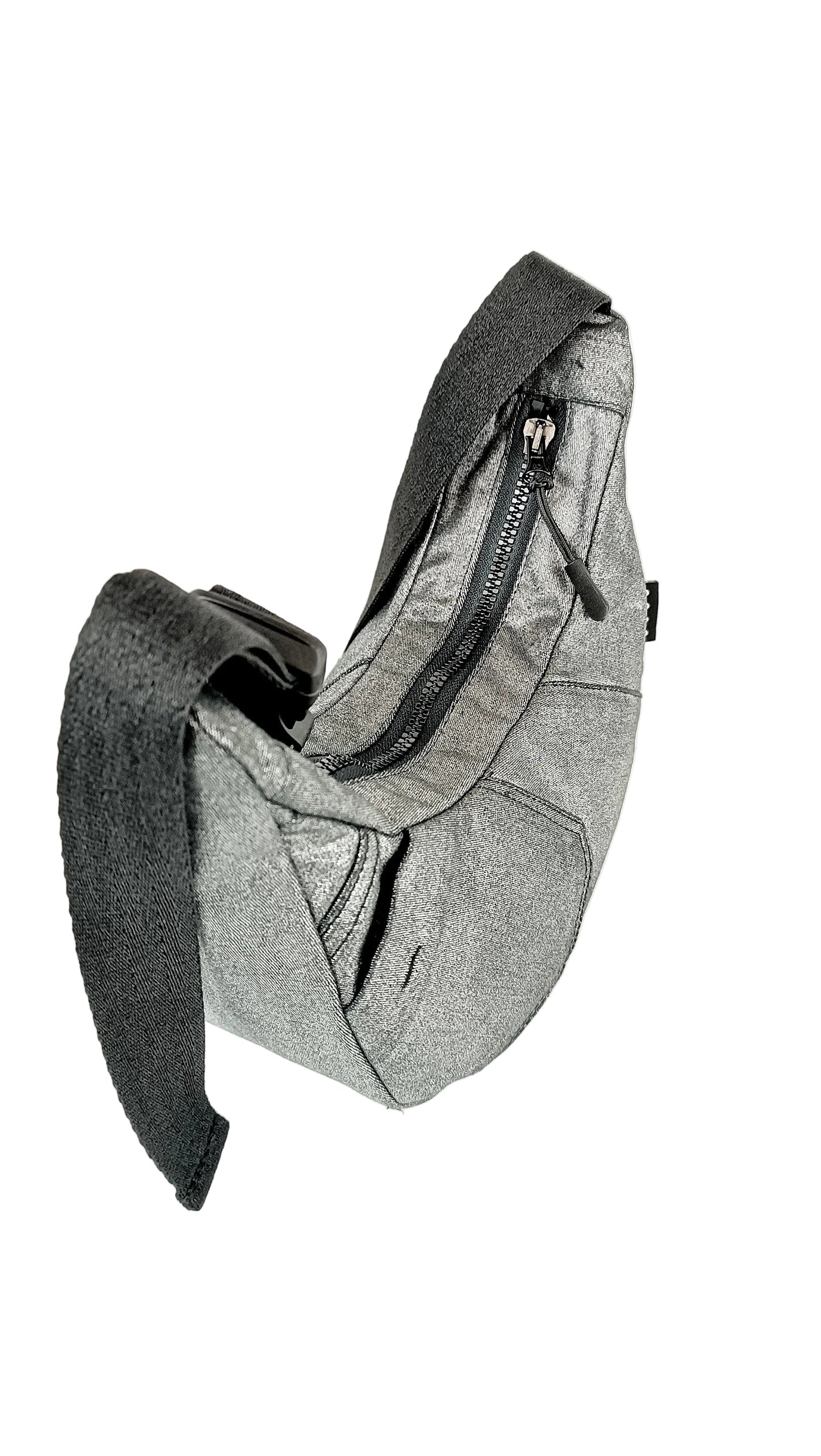 Reißverschlussansicht silber schimmernde Crossbody Bag aus Denim, handgemachtes Upcycling-Unikat von Wallawalla Berlin