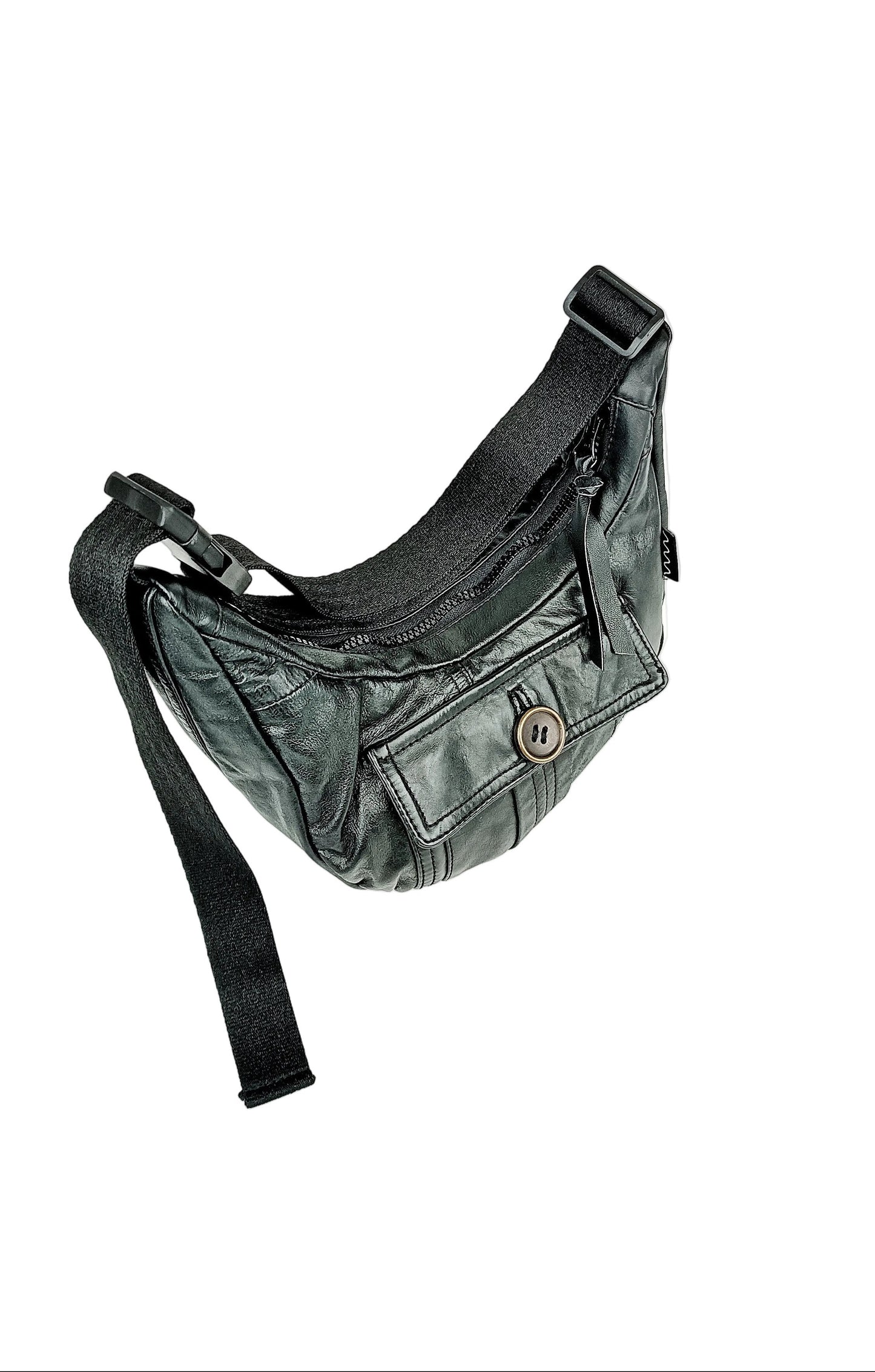 Draufsicht der schwarzen Crossbody Bag mit ußentasche mit Knopf
