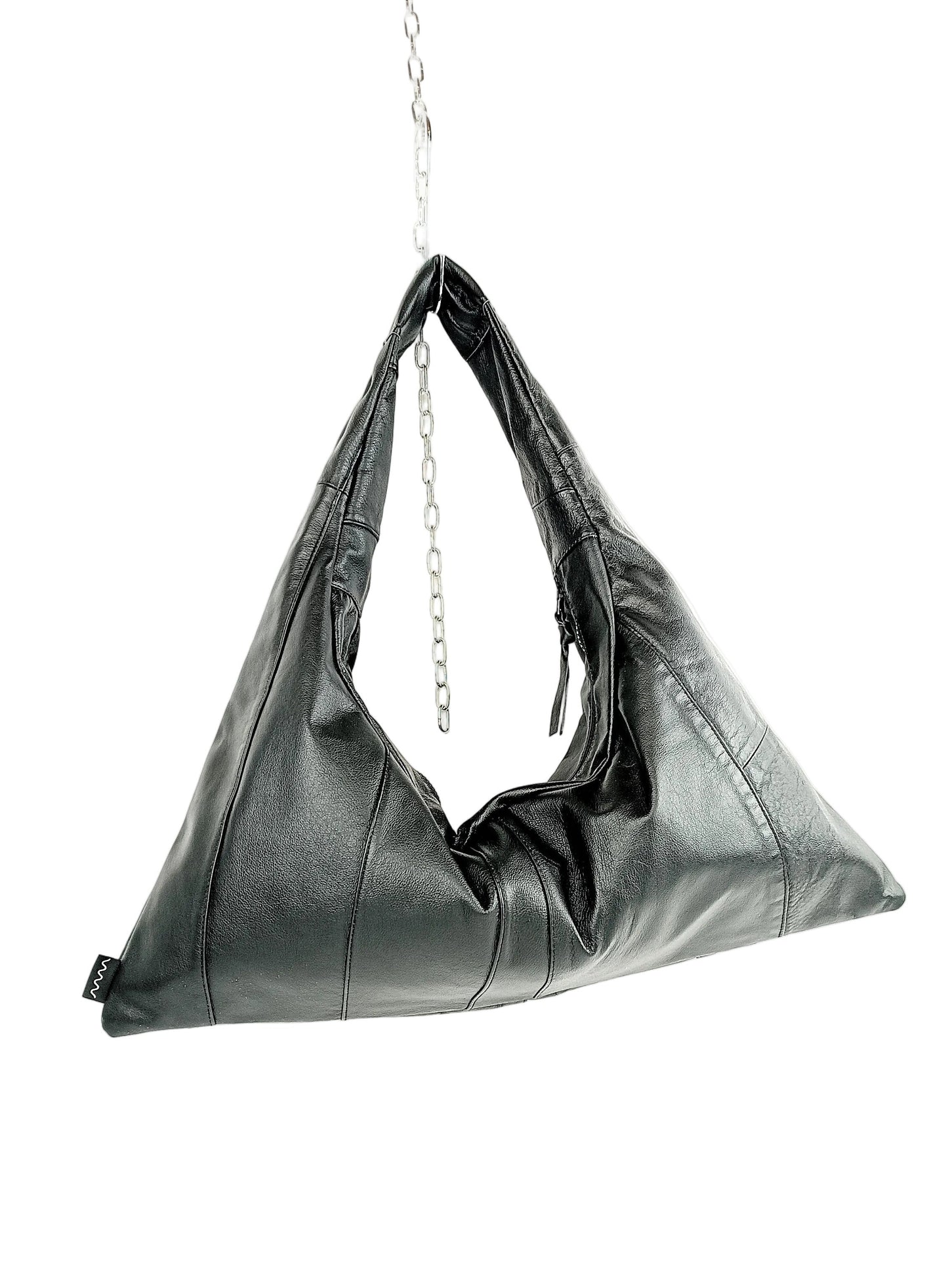 Rückansicht schwarze Schultertasche aus Vintage Leder, handgemachtes Upcycling-Unikat von Wallawalla Berlin