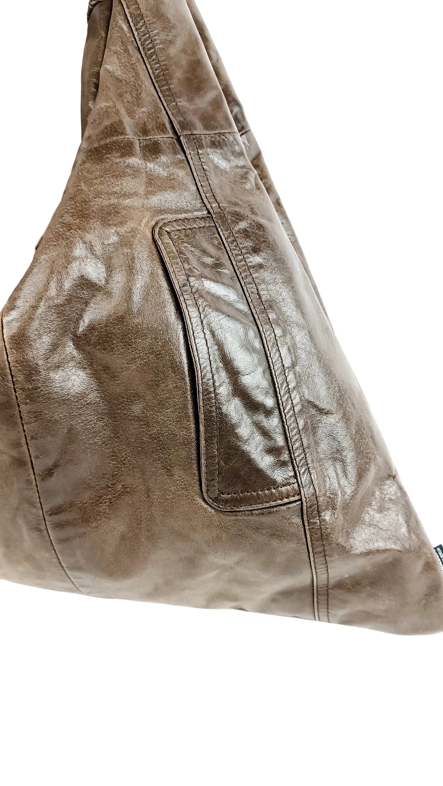 Detailansicht der braunen Triangle Bag aus aus Leder mit Außentasche