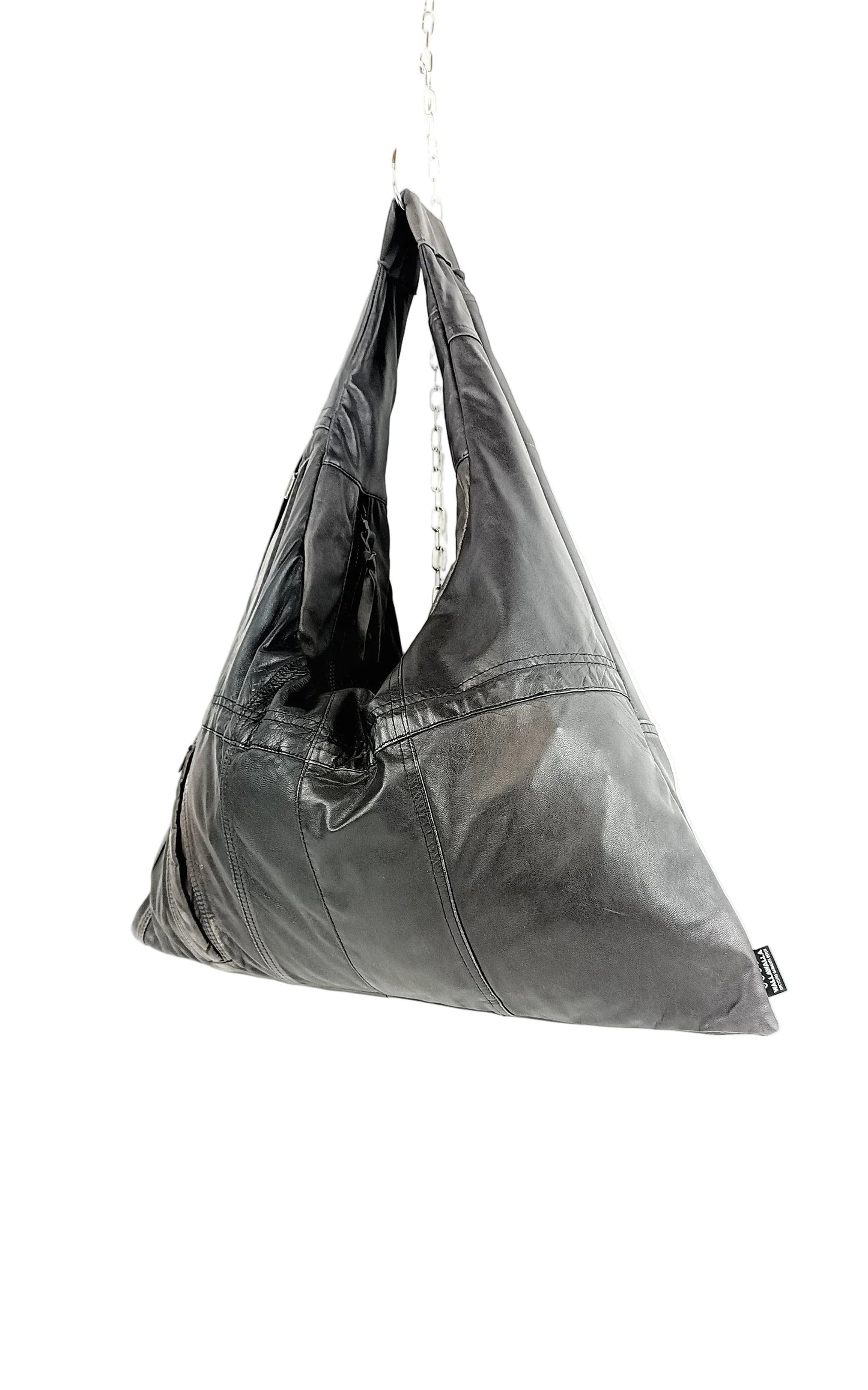 Rückansicht braune Triangle Bag aus aus Vintage Leder, handgemachtes Upcycling-Unikat von Wallawalla Berlin
