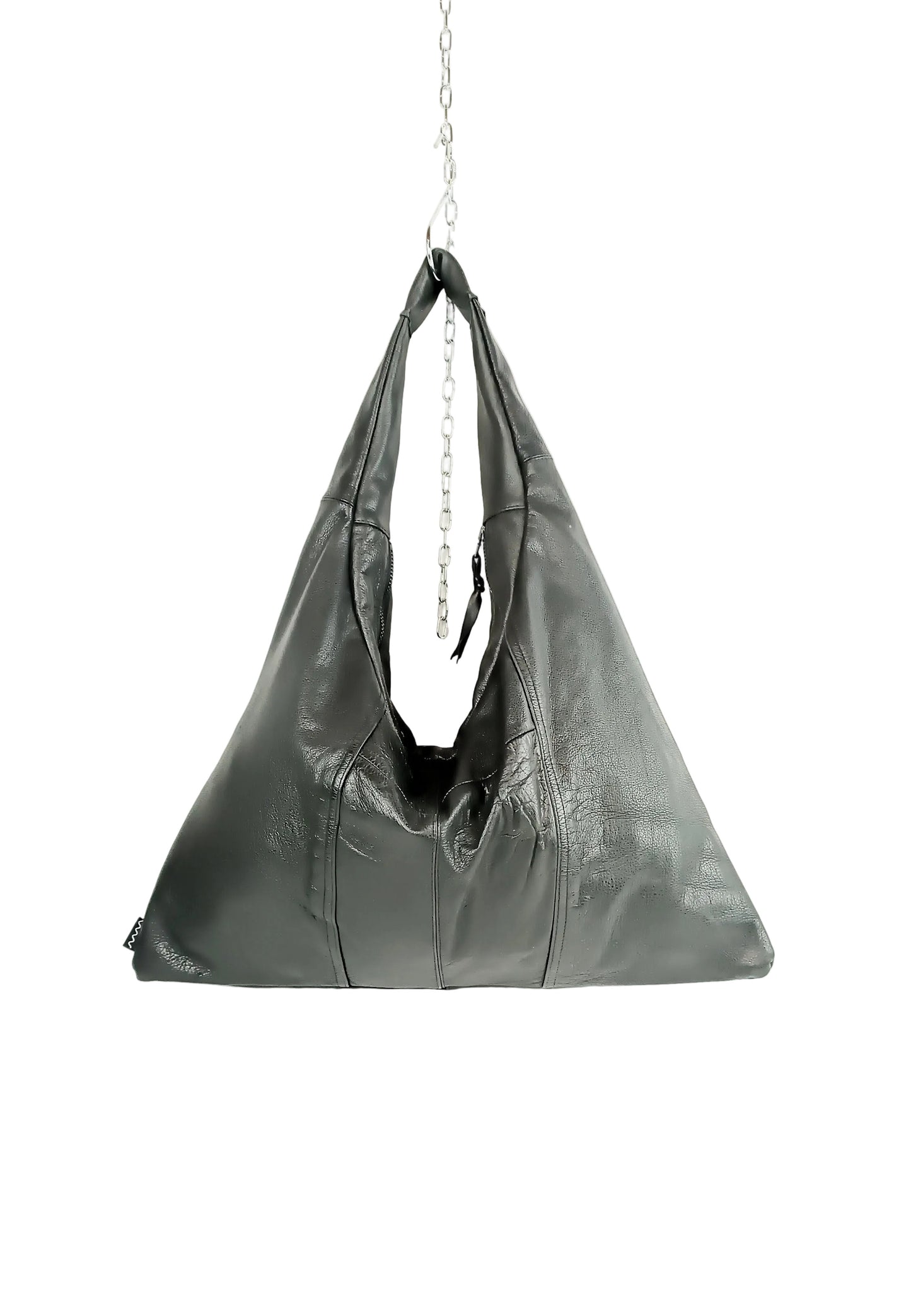 Rückenansicht der schwarzen Triangle Bag aus Leder