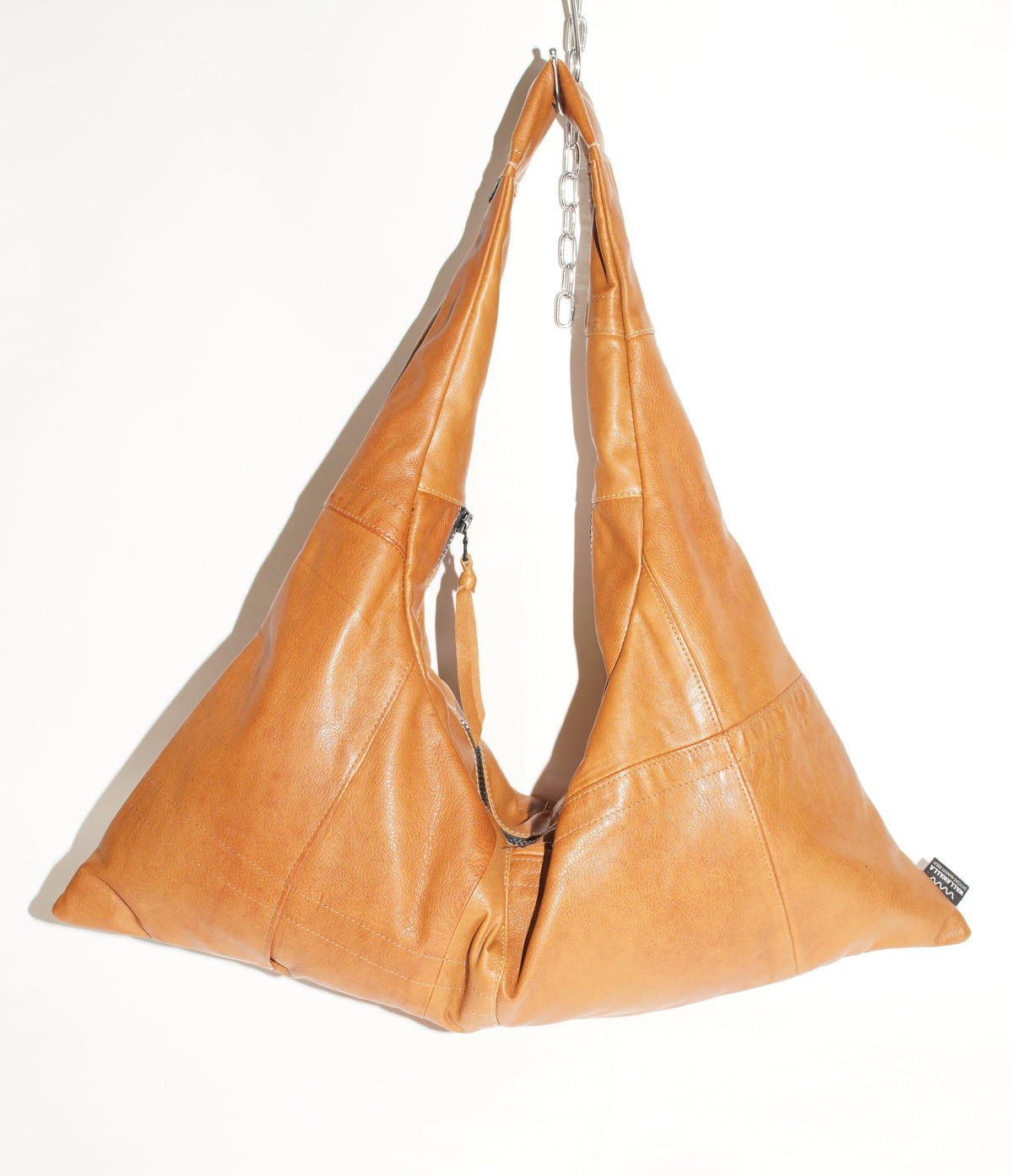 Rückenansicht wallawalla Triangle Bag S aus recyceltem Leder Cogncag farbend