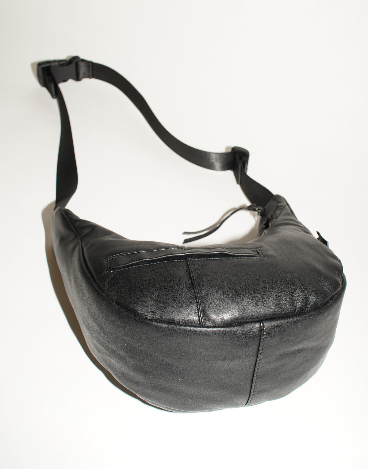 Bodenansicht wallawalla Baguette Bag aus recyceltem schwarzen Kunstleder