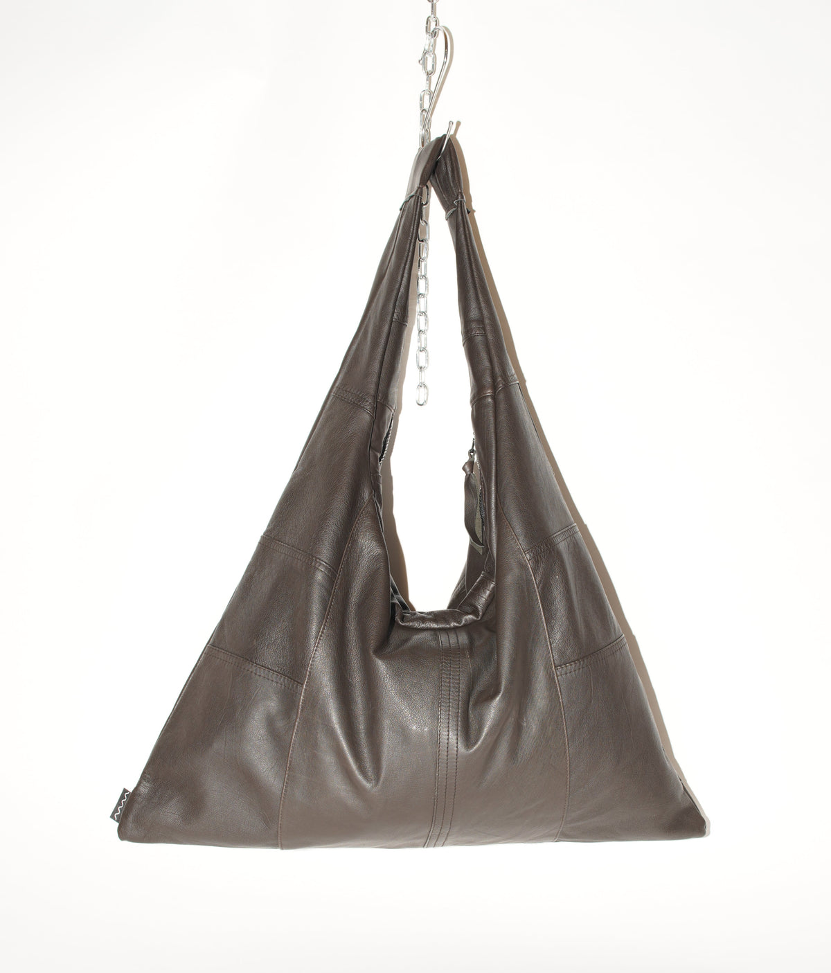 Triangle Bag L aus braunem Upcycling-Leder mit charakteristischer Dreiecksform
