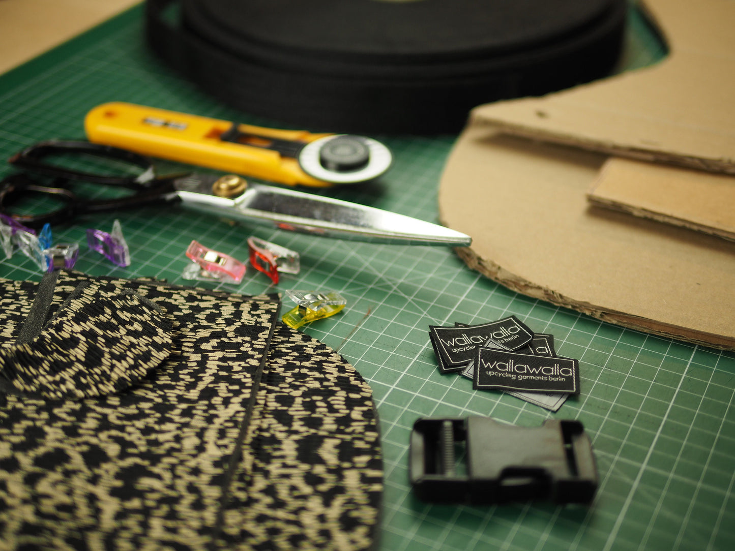 Upcycling Crossbodybag, Gutschein, nachhaltige Schultertasche, Individuelles Geschenk, personalisierte Tasche, Wunschdesign