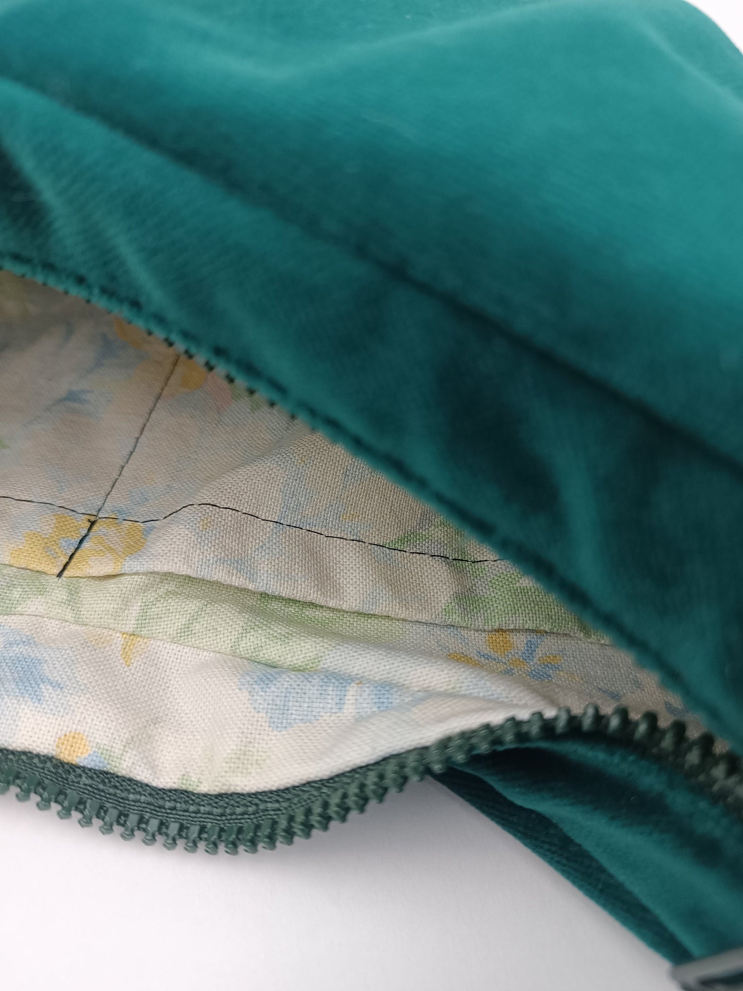 Türkisgrüne Crossbodybag, Schultertasche "Dandelion", Upcycling, Einzelstück,Samt ,Grün, türkis, nachhaltig