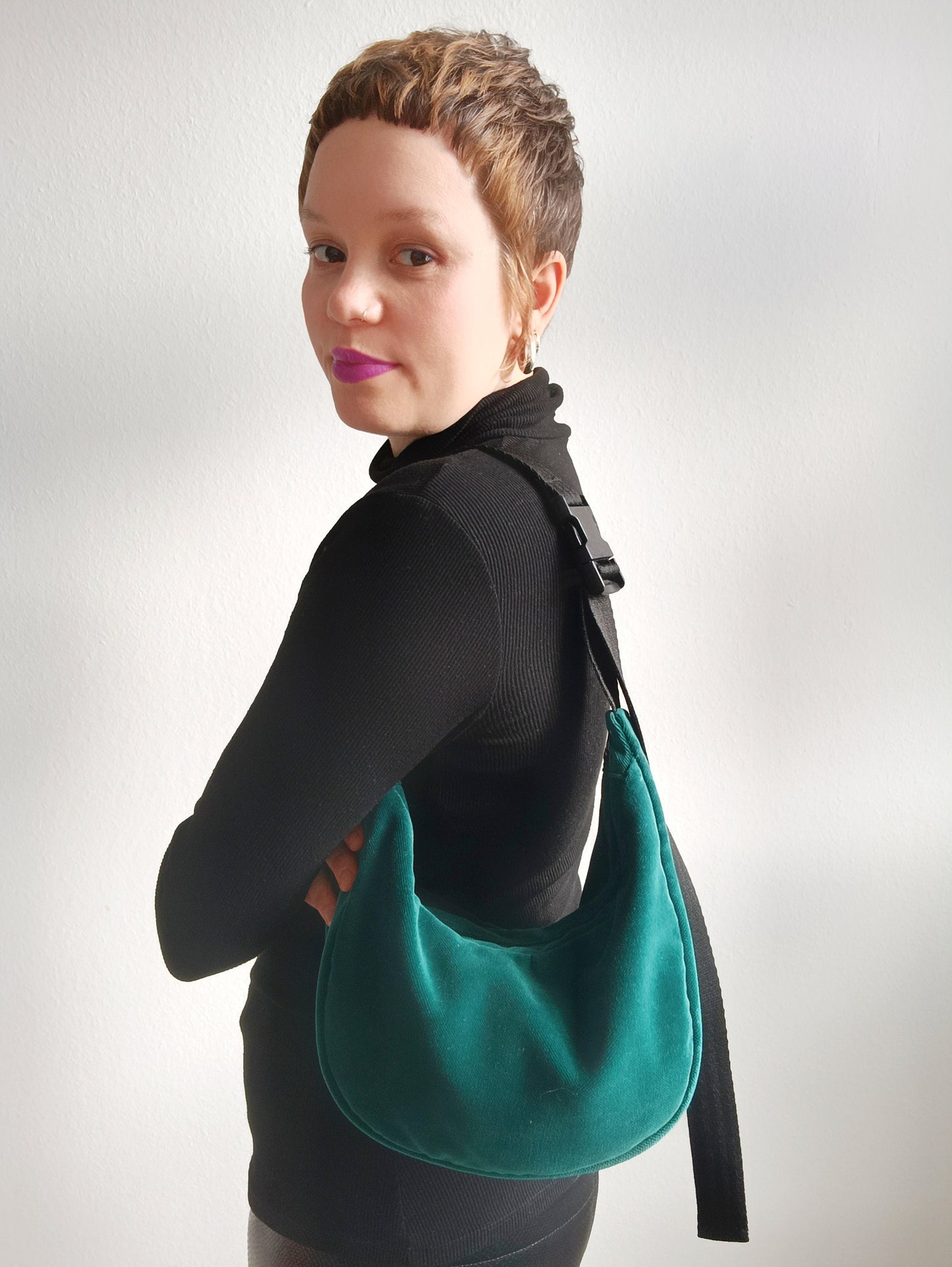 Türkisgrüne Crossbodybag, Schultertasche "Dandelion", Upcycling, Einzelstück,Samt ,Grün, türkis, nachhaltig
