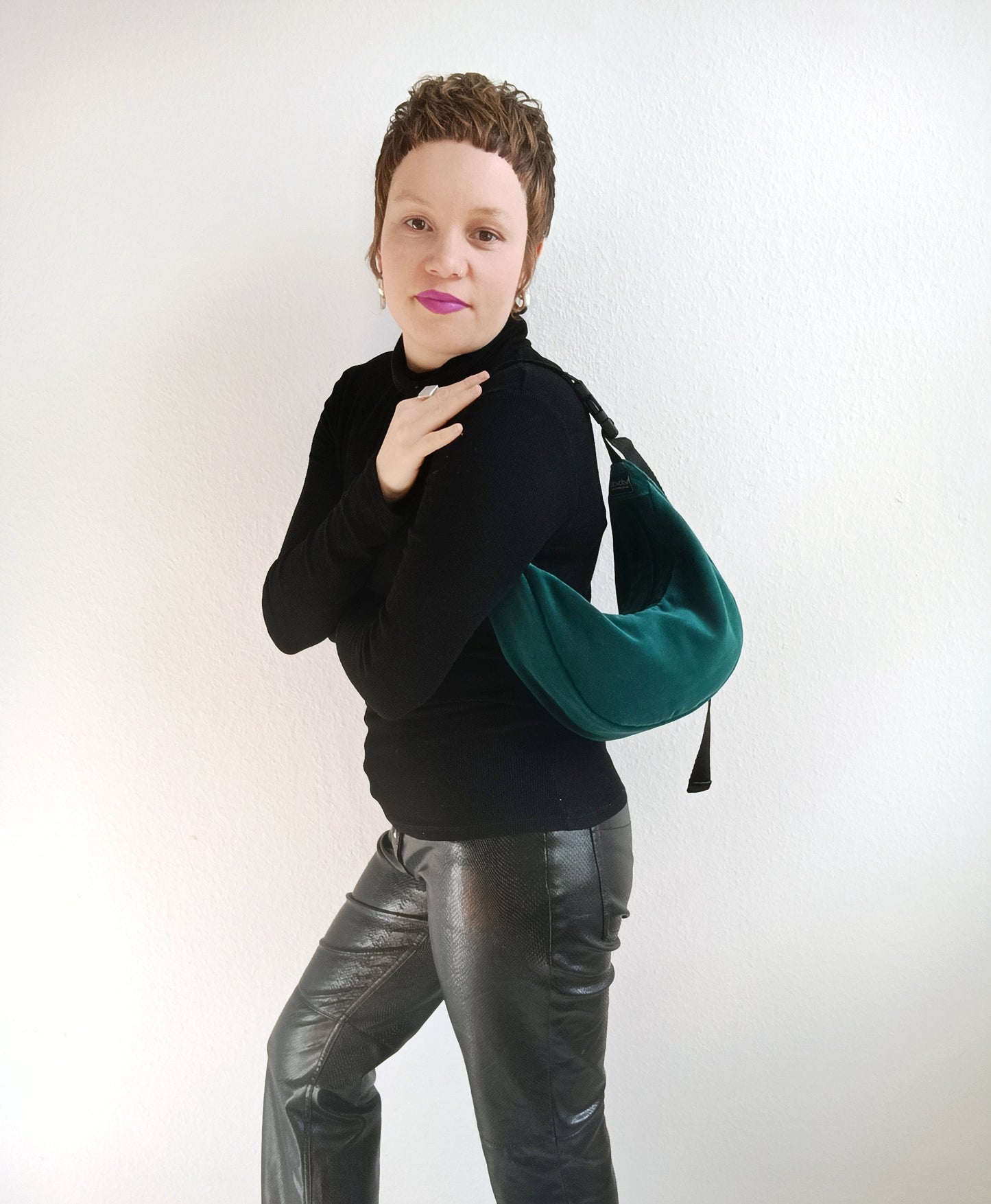 Türkisgrüne Crossbodybag, Schultertasche "Dandelion", Upcycling, Einzelstück,Samt ,Grün, türkis, nachhaltig