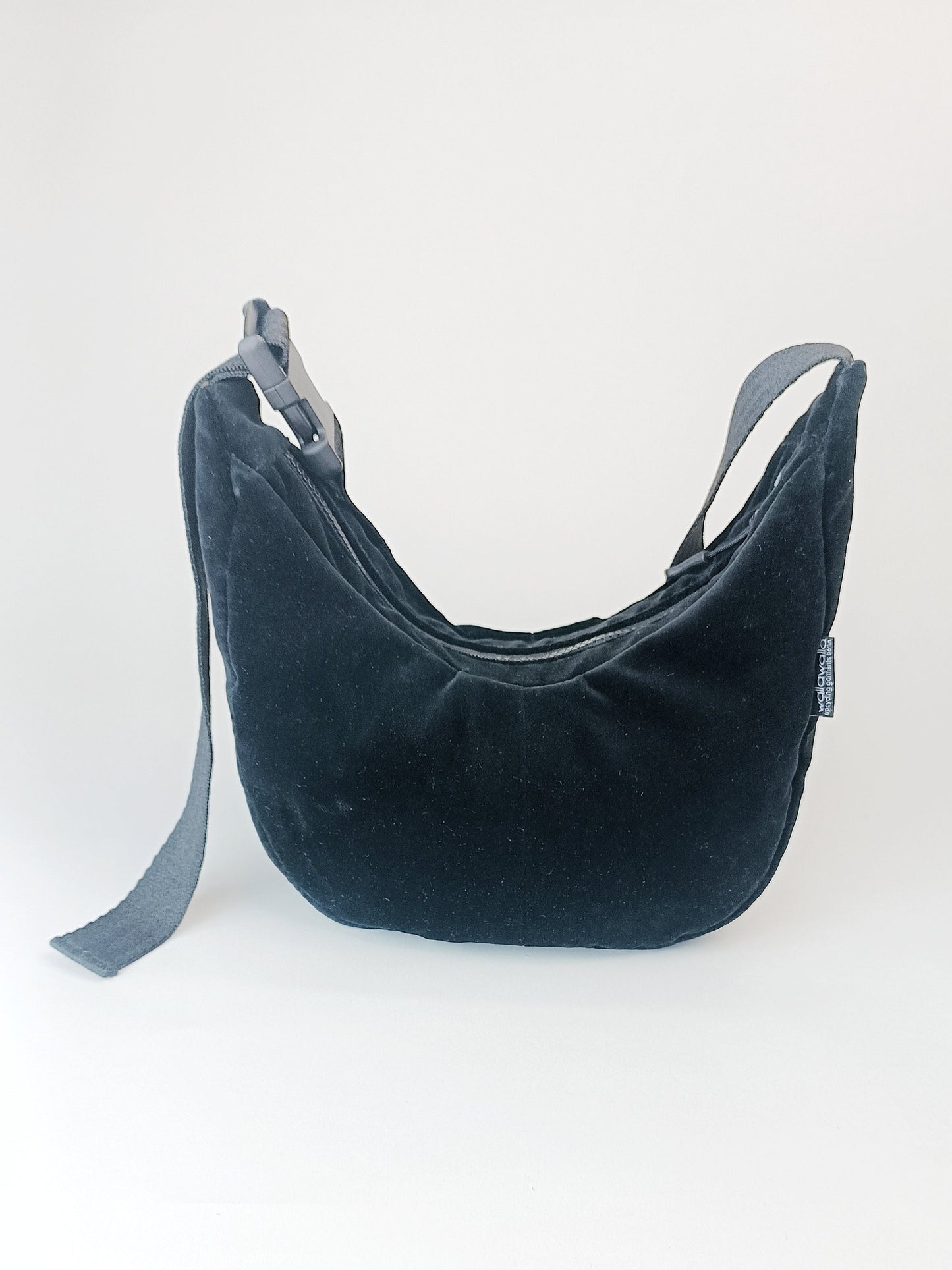 INDIVIDUALISIERBAR schwarze Samt Crossbody bag "Noir", Bauchtasche, Schultertasche, Upcycling, nachhaltig,Unikat, Einzelstück, Festival, y2K