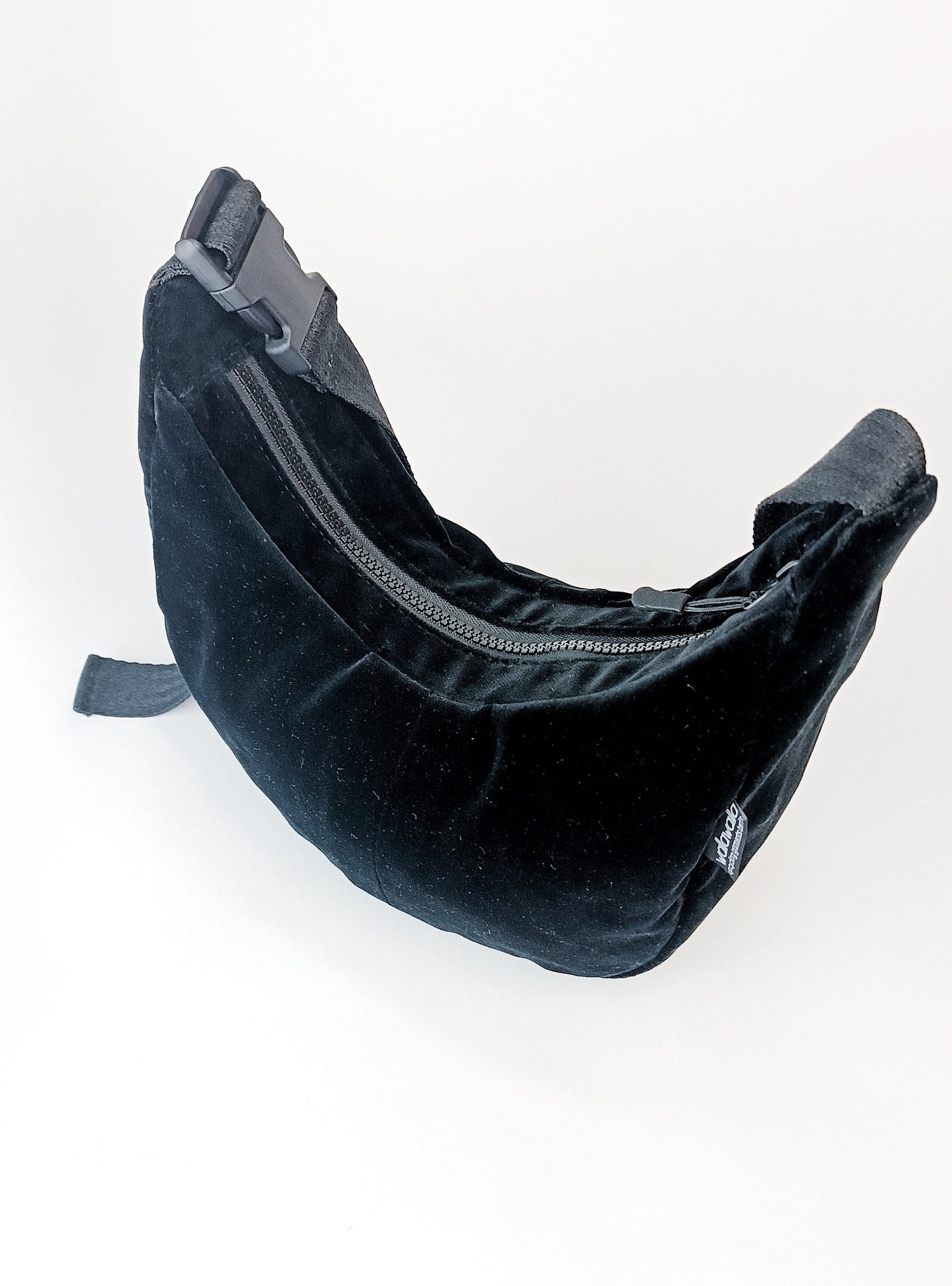 INDIVIDUALISIERBAR schwarze Samt Crossbody bag "Noir", Bauchtasche, Schultertasche, Upcycling, nachhaltig,Unikat, Einzelstück, Festival, y2K