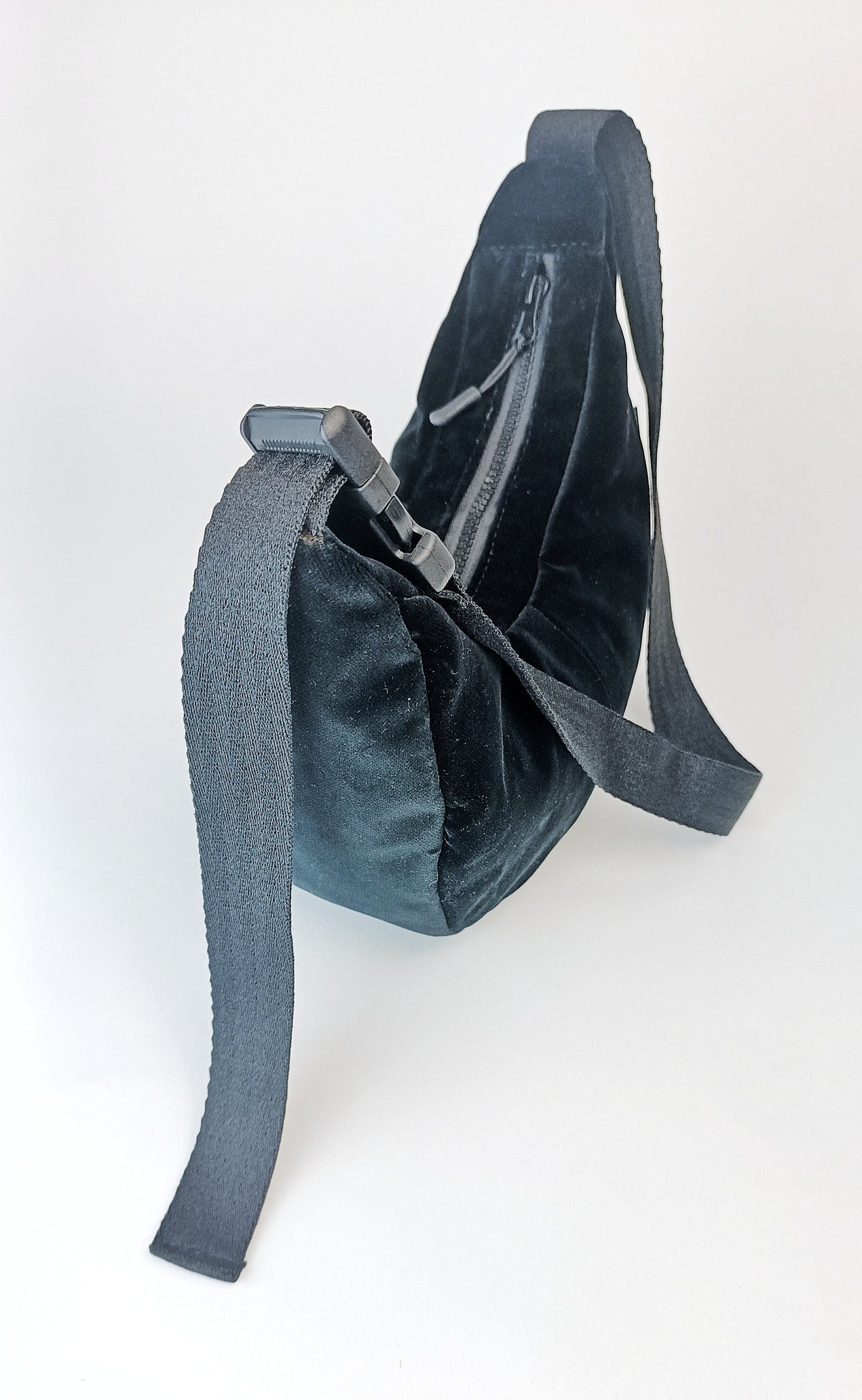 INDIVIDUALISIERBAR schwarze Samt Crossbody bag "Noir", Bauchtasche, Schultertasche, Upcycling, nachhaltig,Unikat, Einzelstück, Festival, y2K