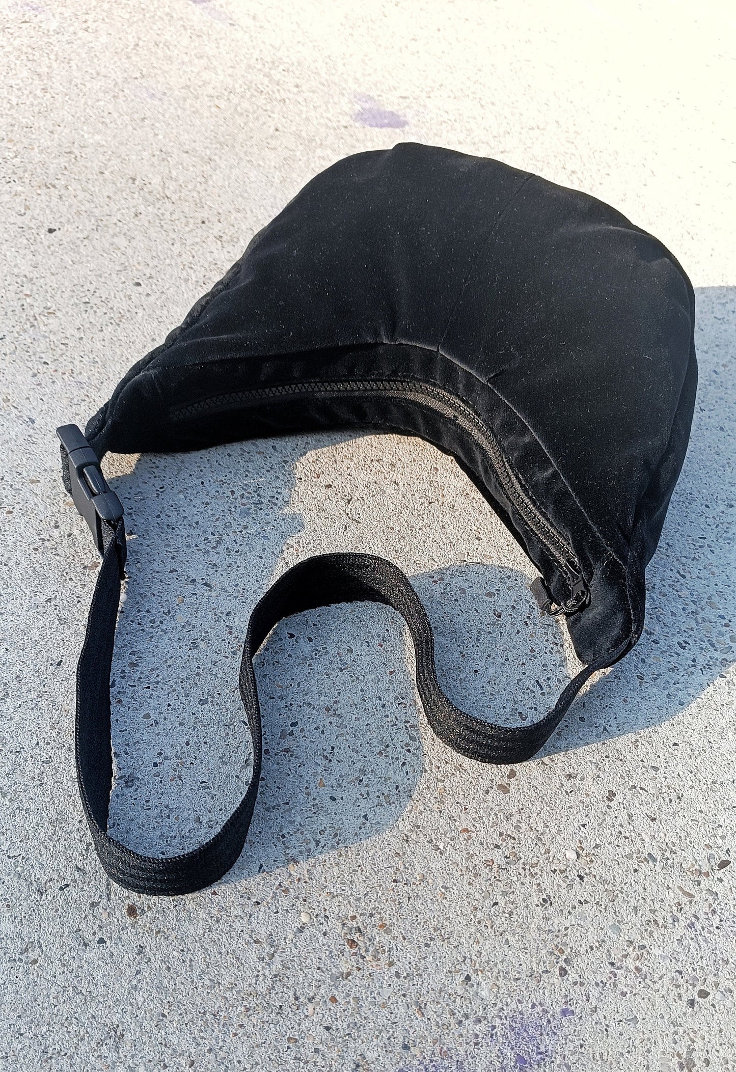 INDIVIDUALISIERBAR schwarze Samt Crossbody bag "Noir", Bauchtasche, Schultertasche, Upcycling, nachhaltig,Unikat, Einzelstück, Festival, y2K