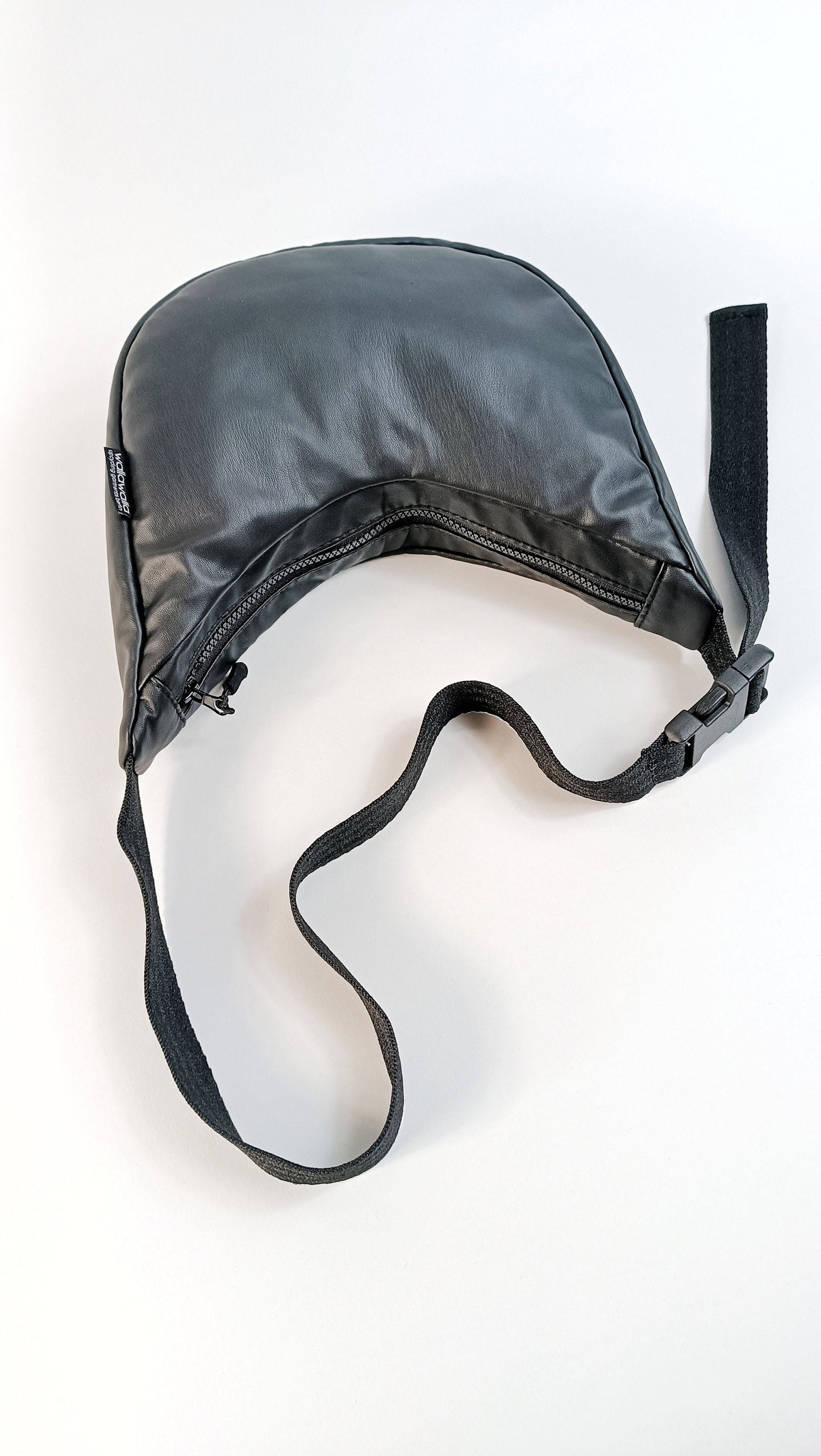Vegane Leder Crossbodybag, Schultertasche "Floww", Upcycling, Einzelstück, schwarz , vintage, Y2K