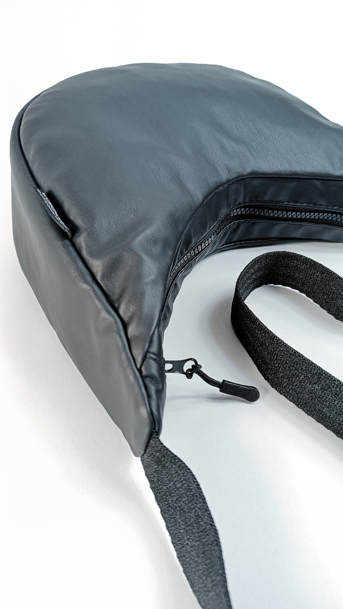 Vegane Leder Crossbodybag, Schultertasche "Floww", Upcycling, Einzelstück, schwarz , vintage, Y2K