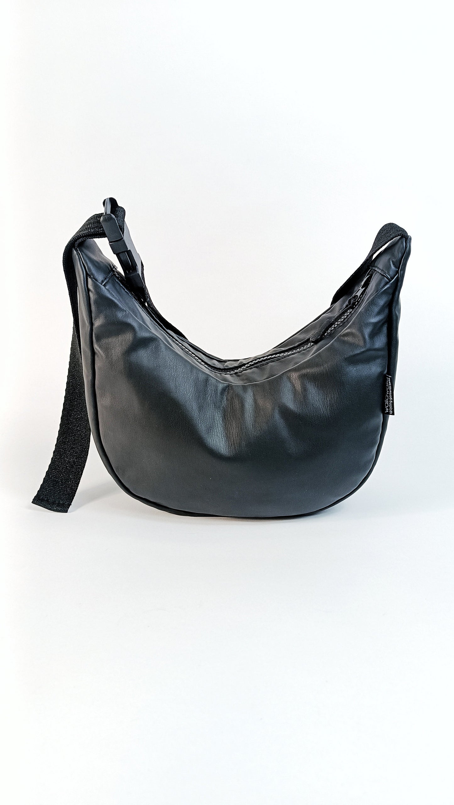 Vegane Leder Crossbodybag, Schultertasche "Floww", Upcycling, Einzelstück, schwarz , vintage, Y2K