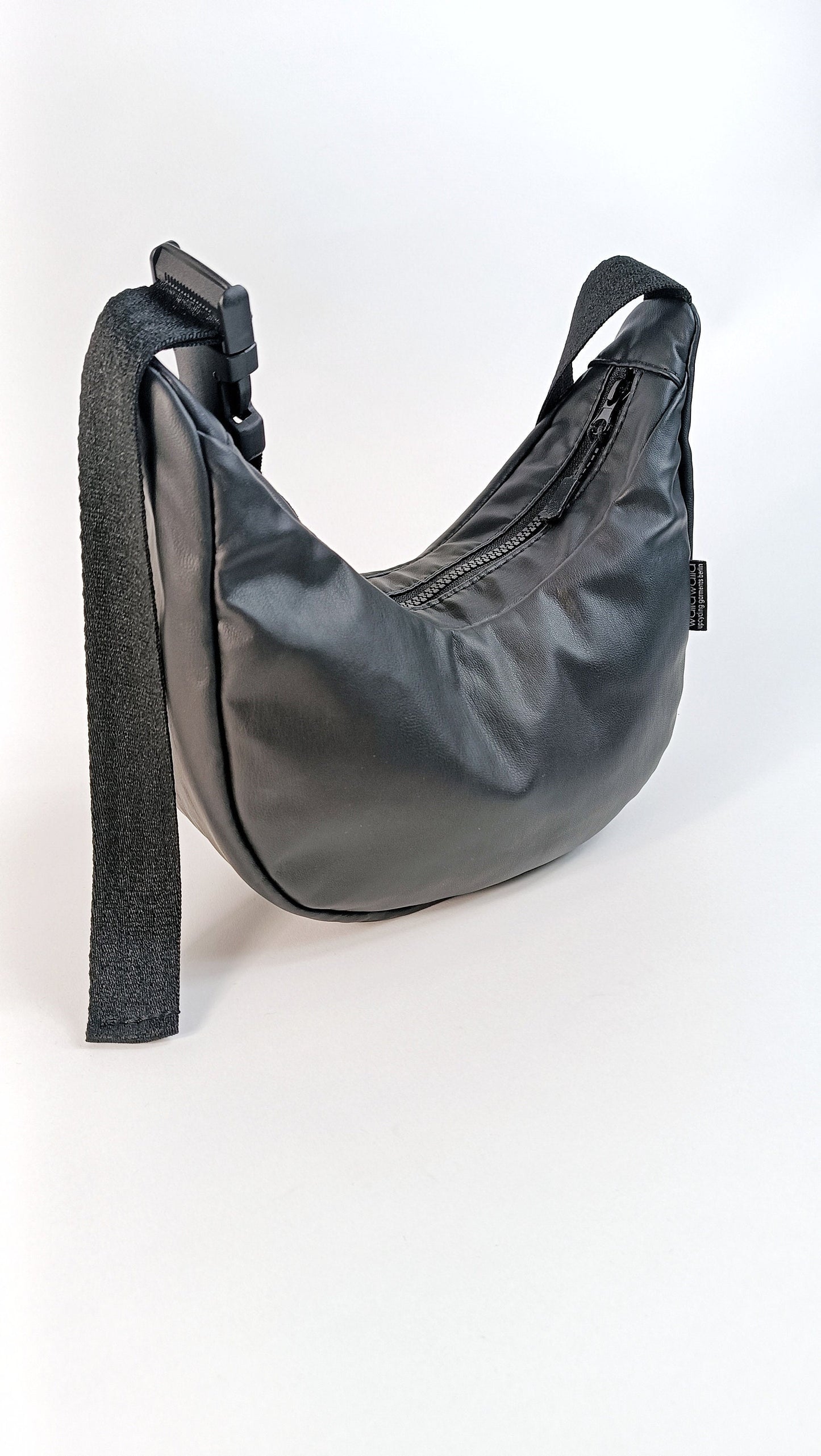 Vegane Leder Crossbodybag, Schultertasche "Floww", Upcycling, Einzelstück, schwarz , vintage, Y2K