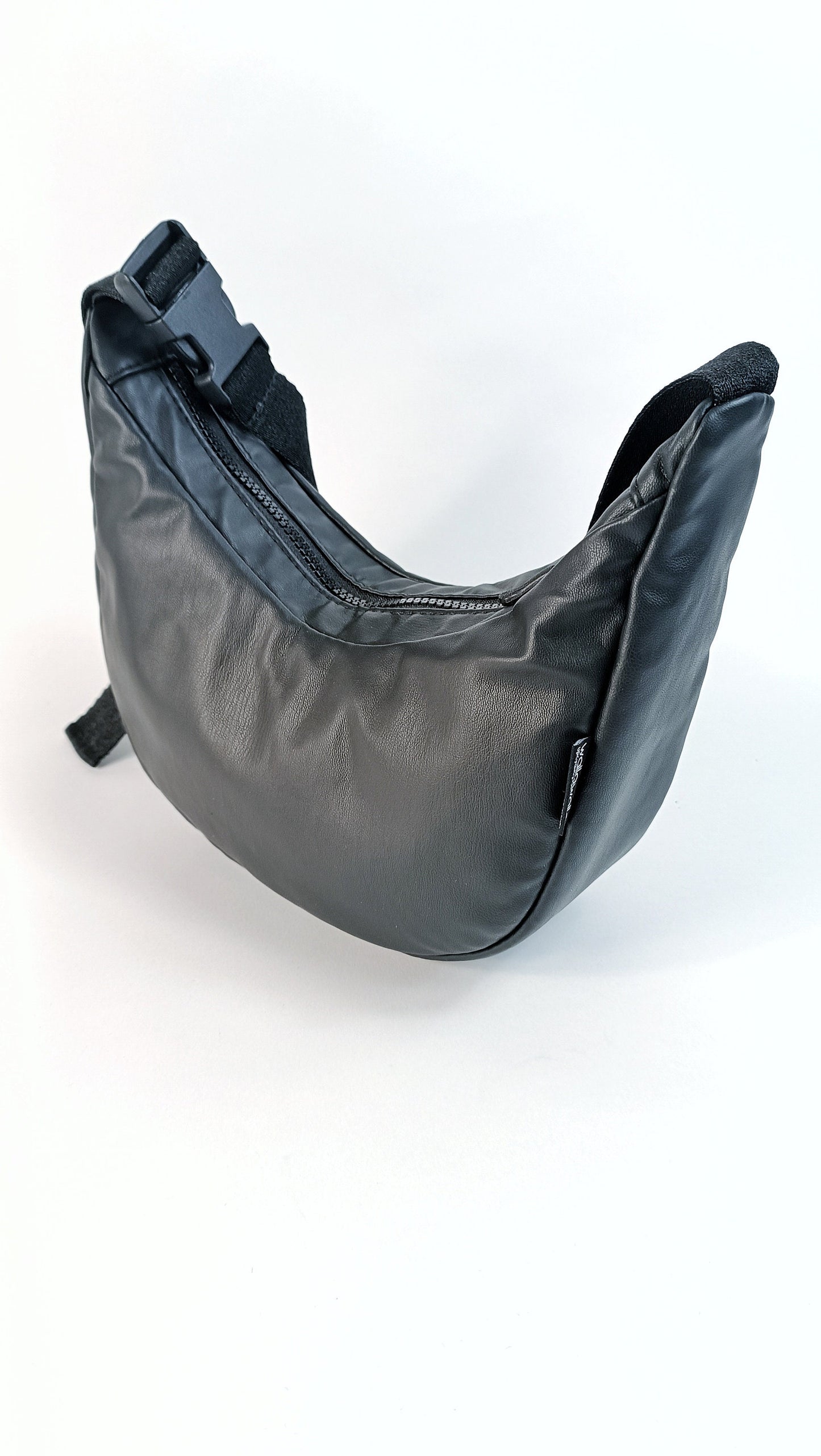 Vegane Leder Crossbodybag, Schultertasche "Floww", Upcycling, Einzelstück, schwarz , vintage, Y2K