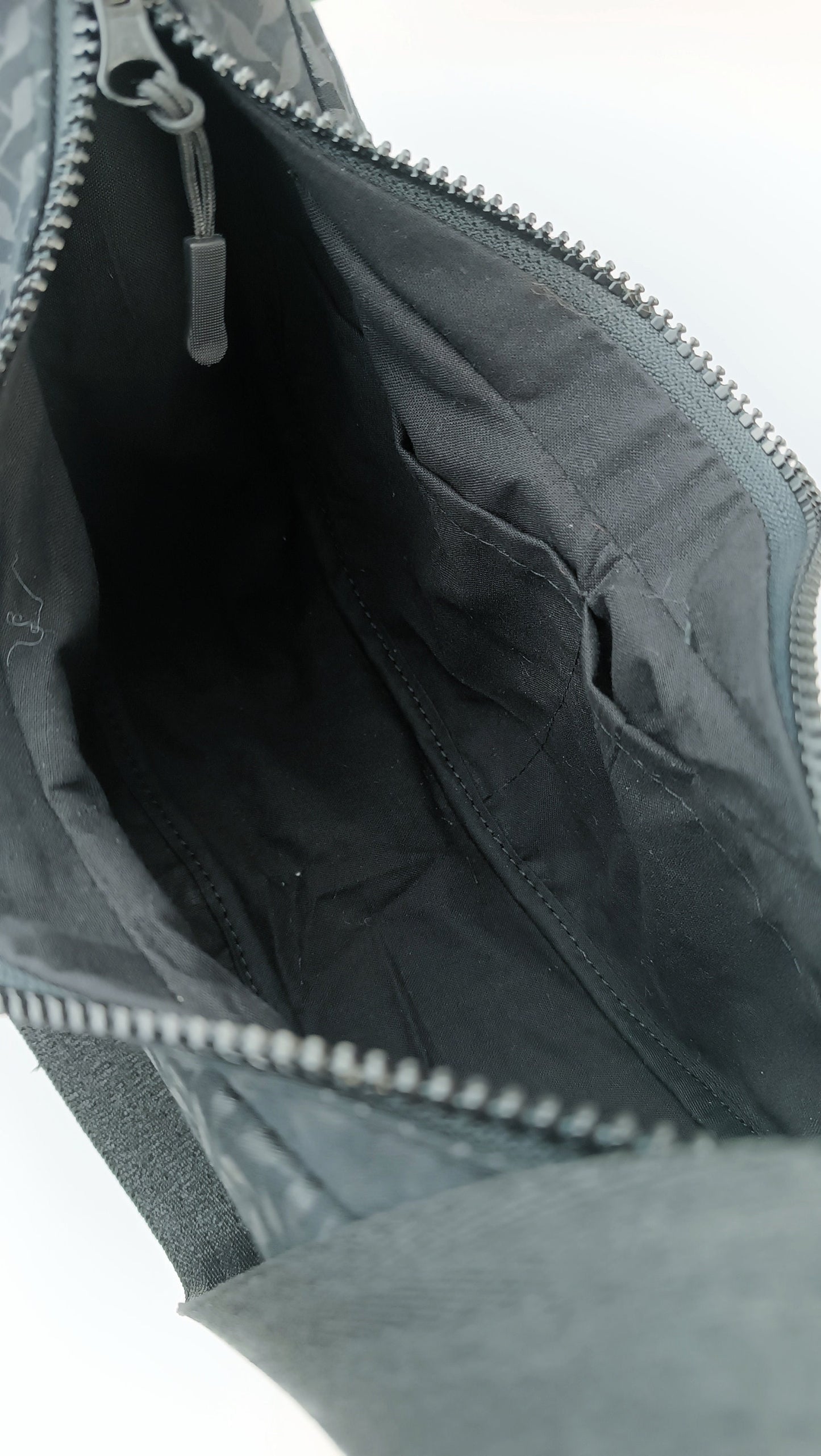 Schwarze Jeans Crossbodybag, Schultertasche "Miaa", Upcycling, Einzelstück, Y2K ,schwarz , grau,nachhaltig, Bauchtasche,upcycling, Geschenk