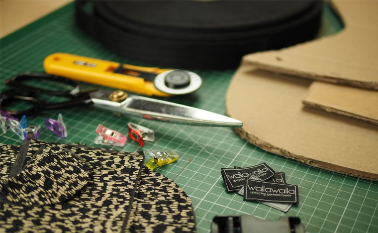 Vegane Leder Crossbodybag, Schultertasche "Floww", Upcycling, Einzelstück, schwarz , vintage, Y2K