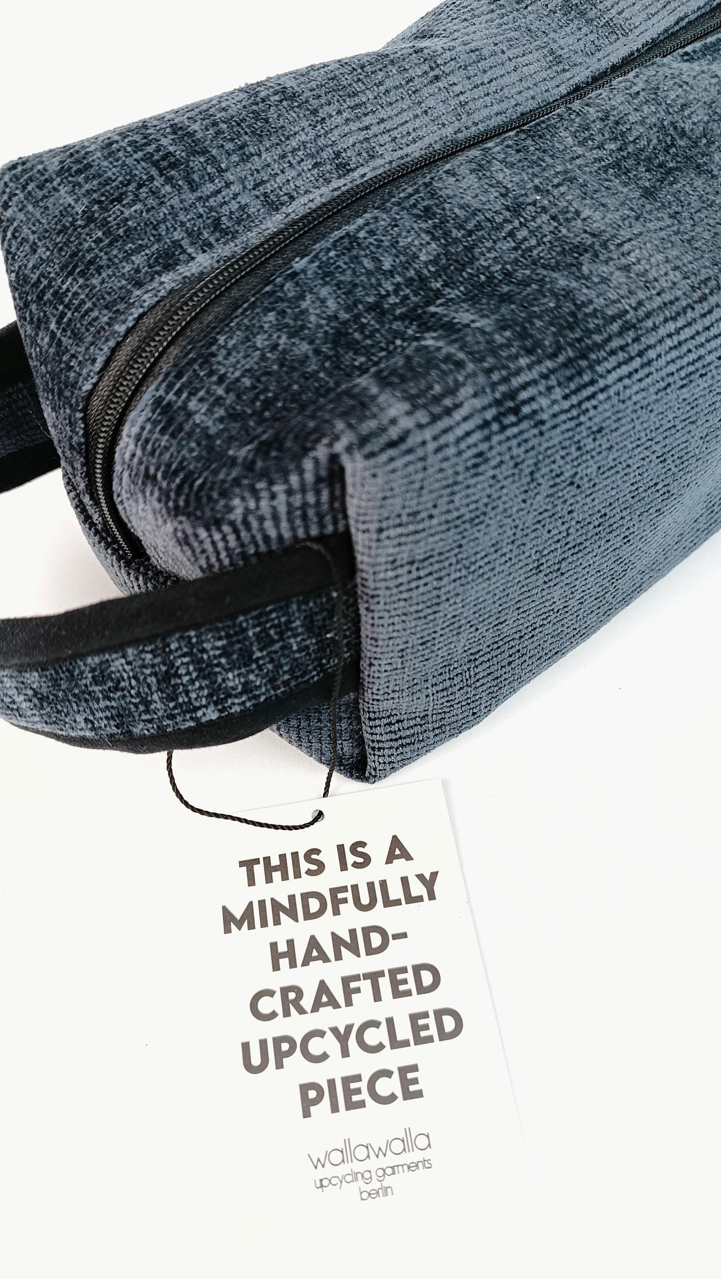 Große Kulturtasche aus geretteten Materialien, Upcycling, nachhaltig, Kulturbeutel, Set, vegan, Reisetasche,Herren, Make Up Bag, Kosmetik