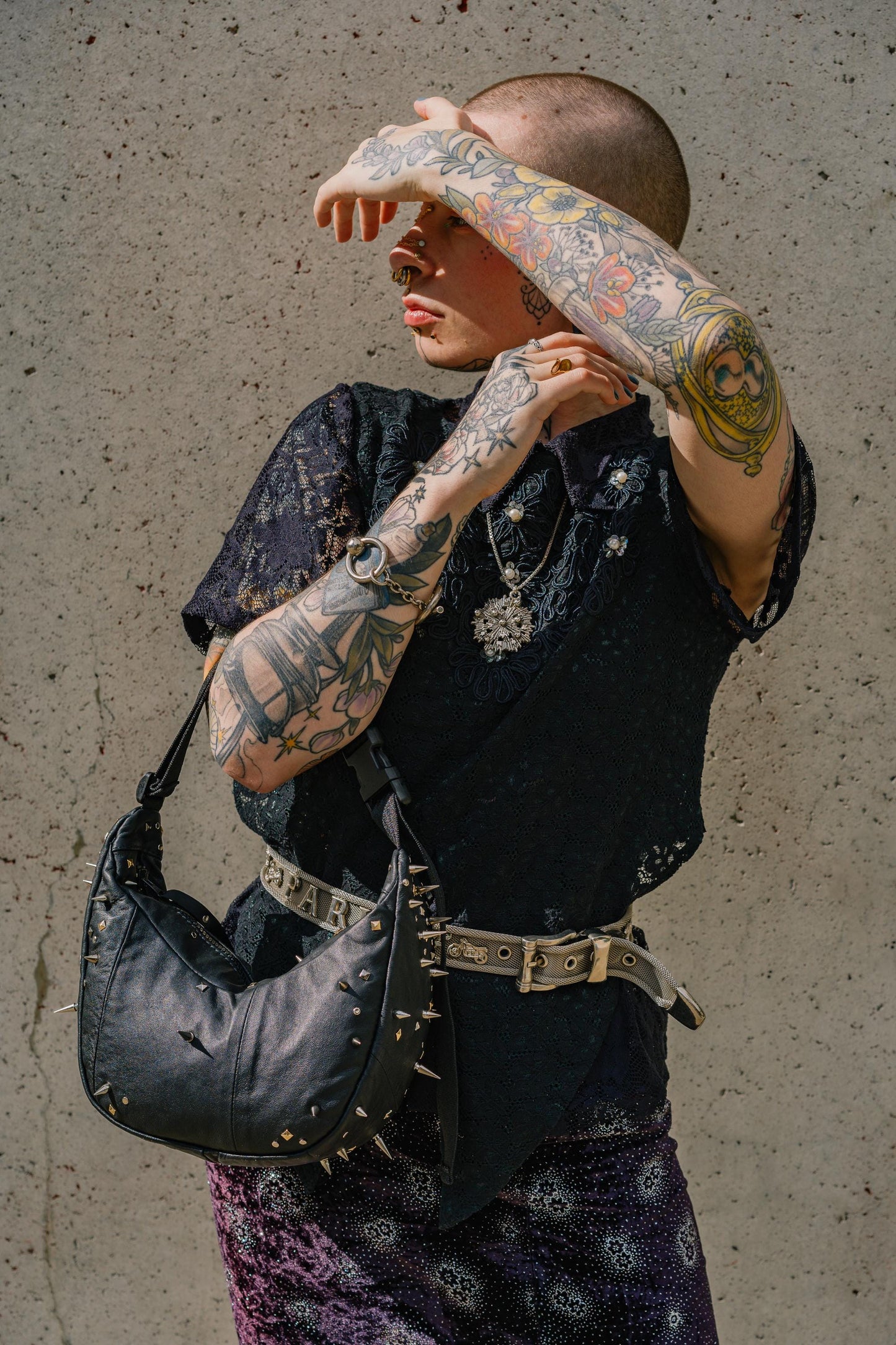 Model präsentiert Nachhaltie Nietentasche aus Leder