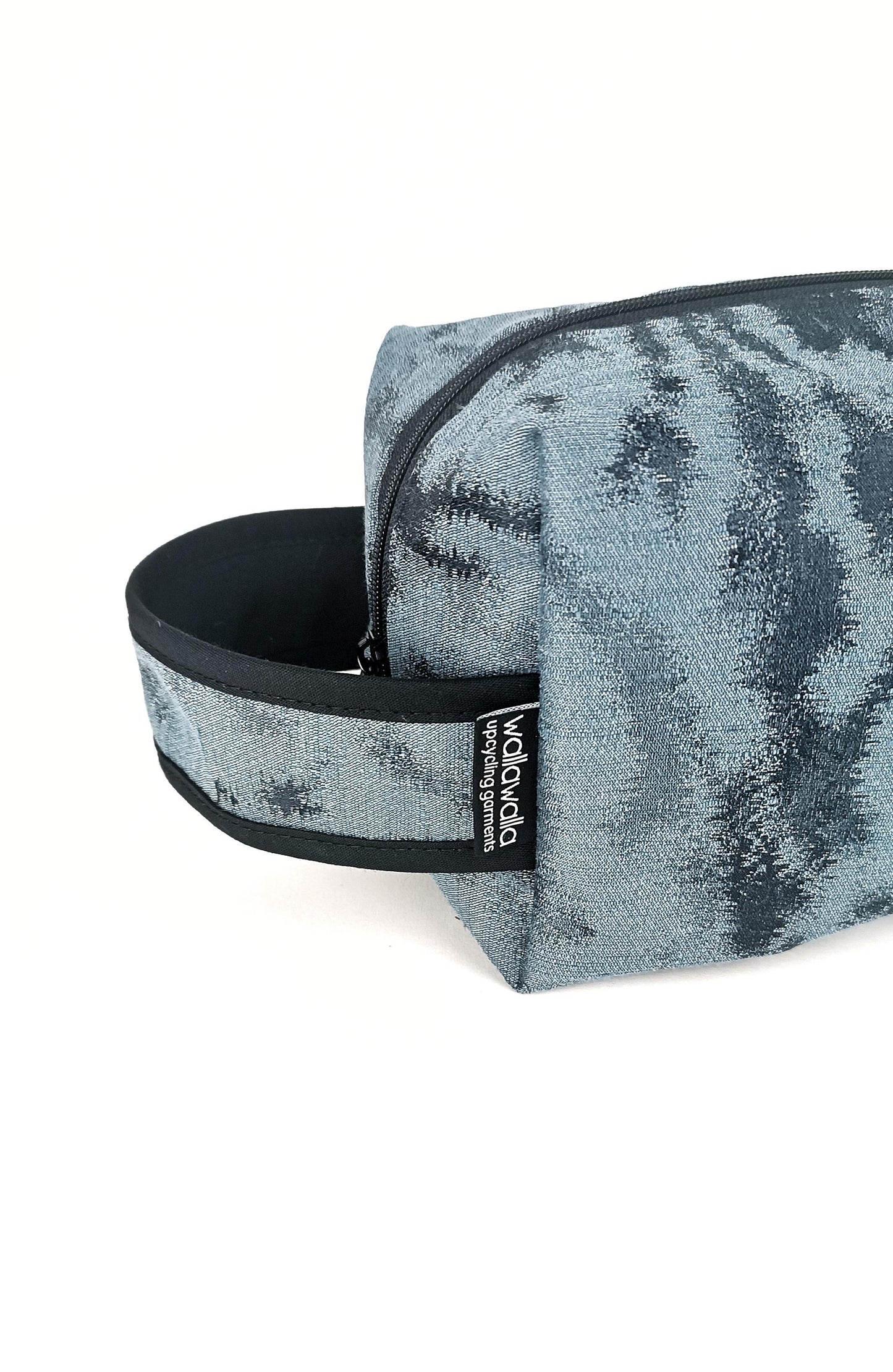 Große Kulturtasche aus geretteten Materialien, Upcycling, nachhaltig, Kulturbeutel, Set, Reisetasche,Waschtasche, Make Up Bag, Kosmetik