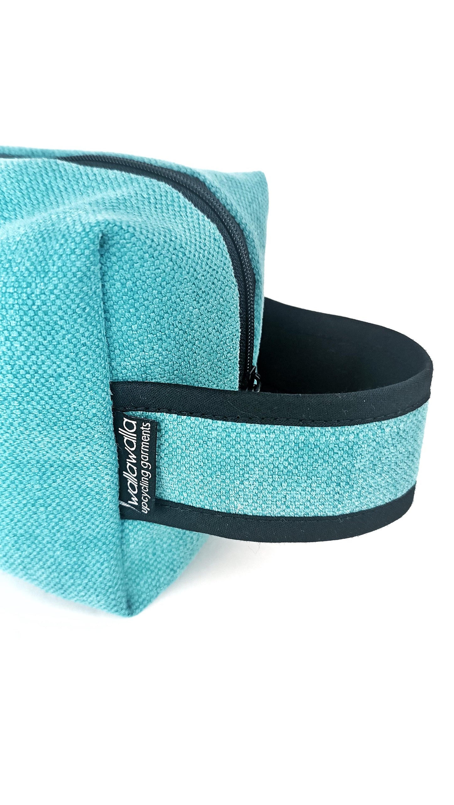 Große Kulturtasche aus geretteten Materialien, Upcycling, nachhaltig, Kulturbeutel, Set, Reisetasche,Waschtasche, Make Up Bag, Kosmetik