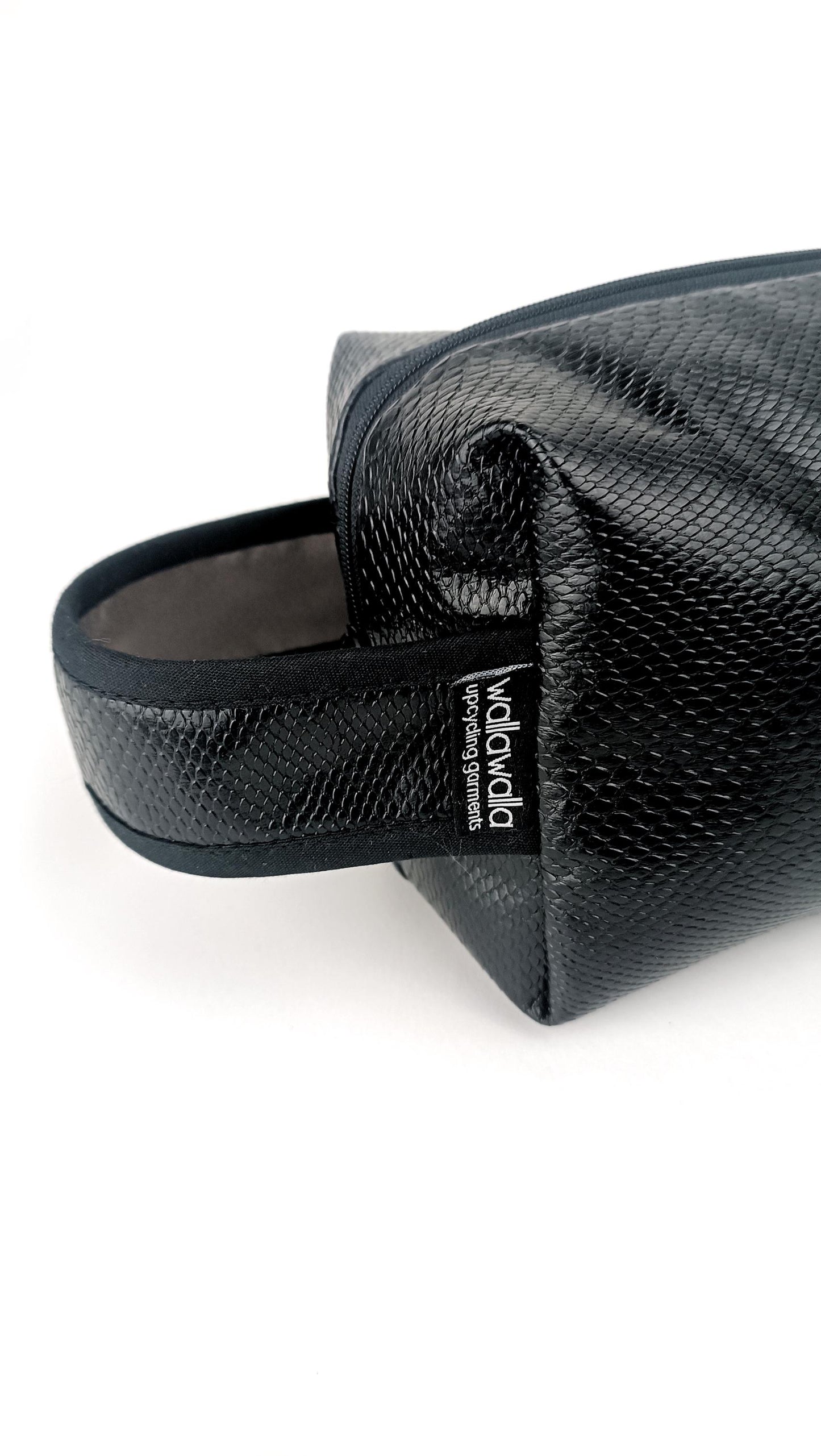 Große Kulturtasche aus geretteten Materialien, Upcycling, nachhaltig, Kulturbeutel, Set, Reisetasche,Waschtasche, Make Up Bag, Kosmetik