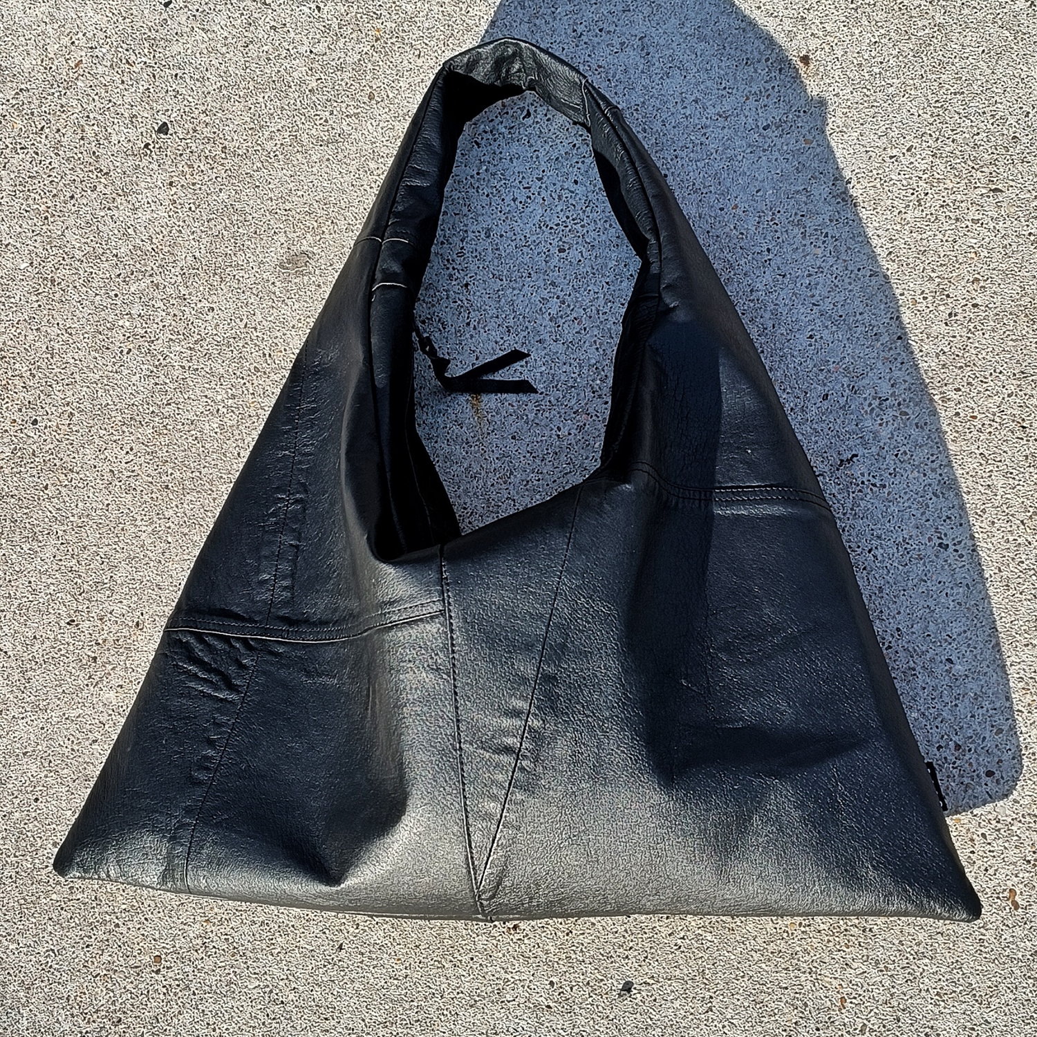 Triangle Bags von Wallawalla Berlin als nachhaltige Upcycling-Taschen aus alten Kleidungsstücken