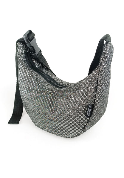 Silberne Crossbody Bag aus strukturiertem Upcycling-Textil von wallawalla Berlin