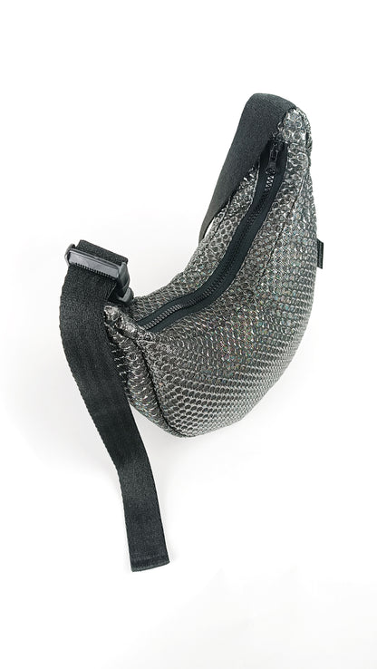 Silberne Crossbody Bag aus strukturiertem Upcycling-Textil in Seitenansicht