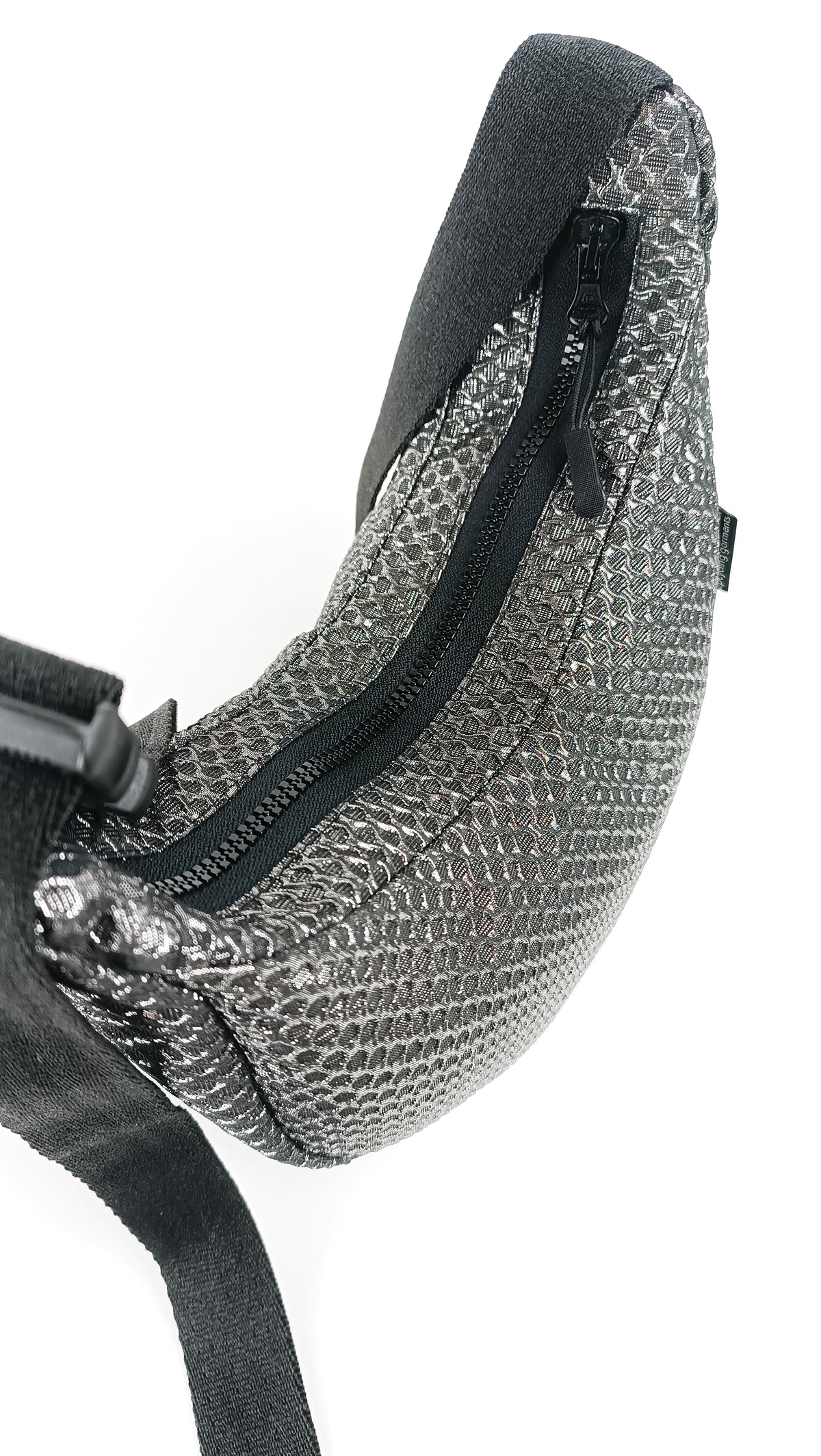 Detailansicht der silbernen Crossbody Bag mit strukturierter, schimmernder Oberfläche
