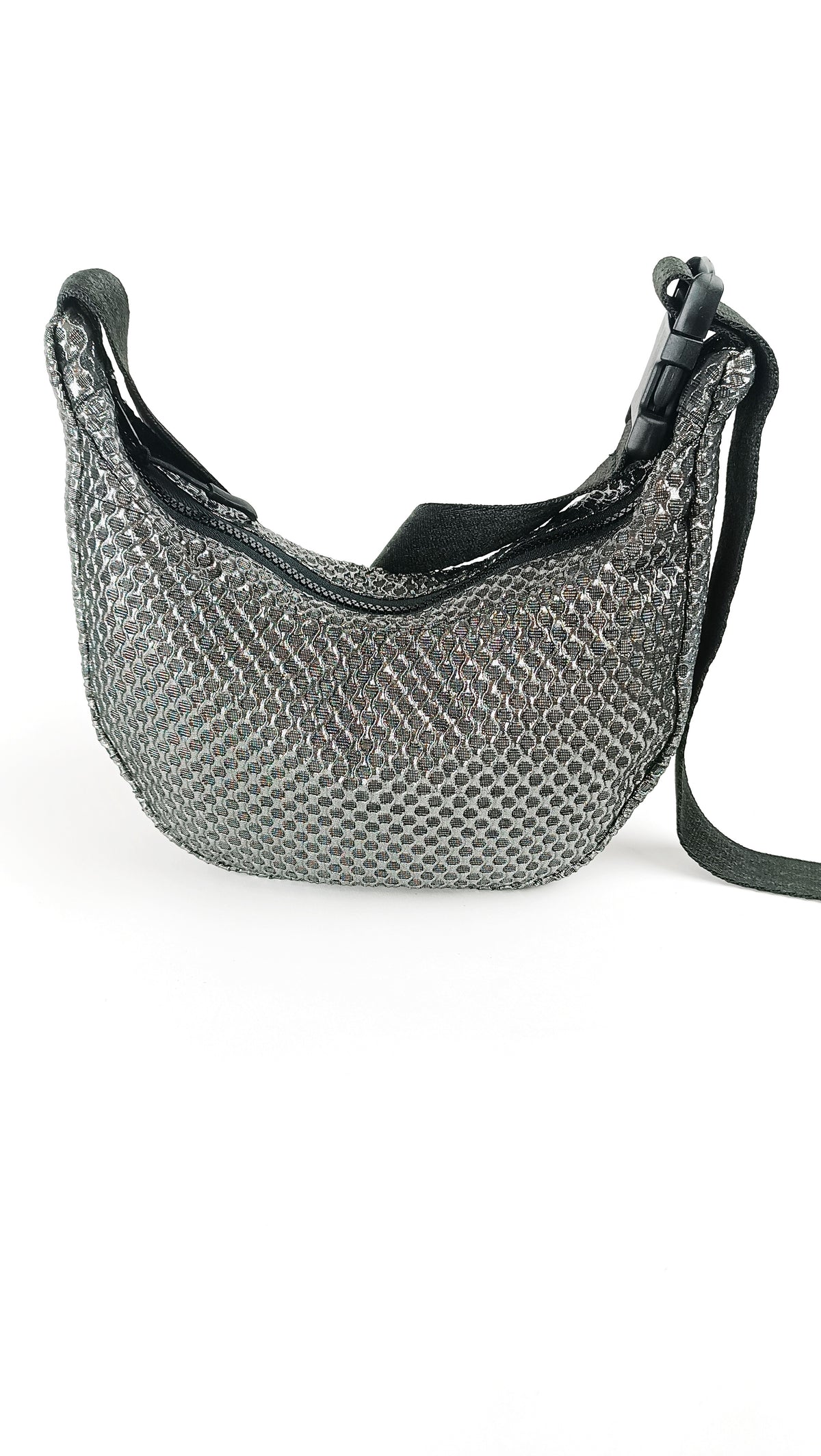 Silberne Crossbody Bag aus Upcycling-Textil mit schwarzem Träger in Vorderansicht