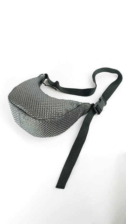 Silberne Crossbody Bag aus strukturiertem Textil mit schwarzem verstellbarem Träger