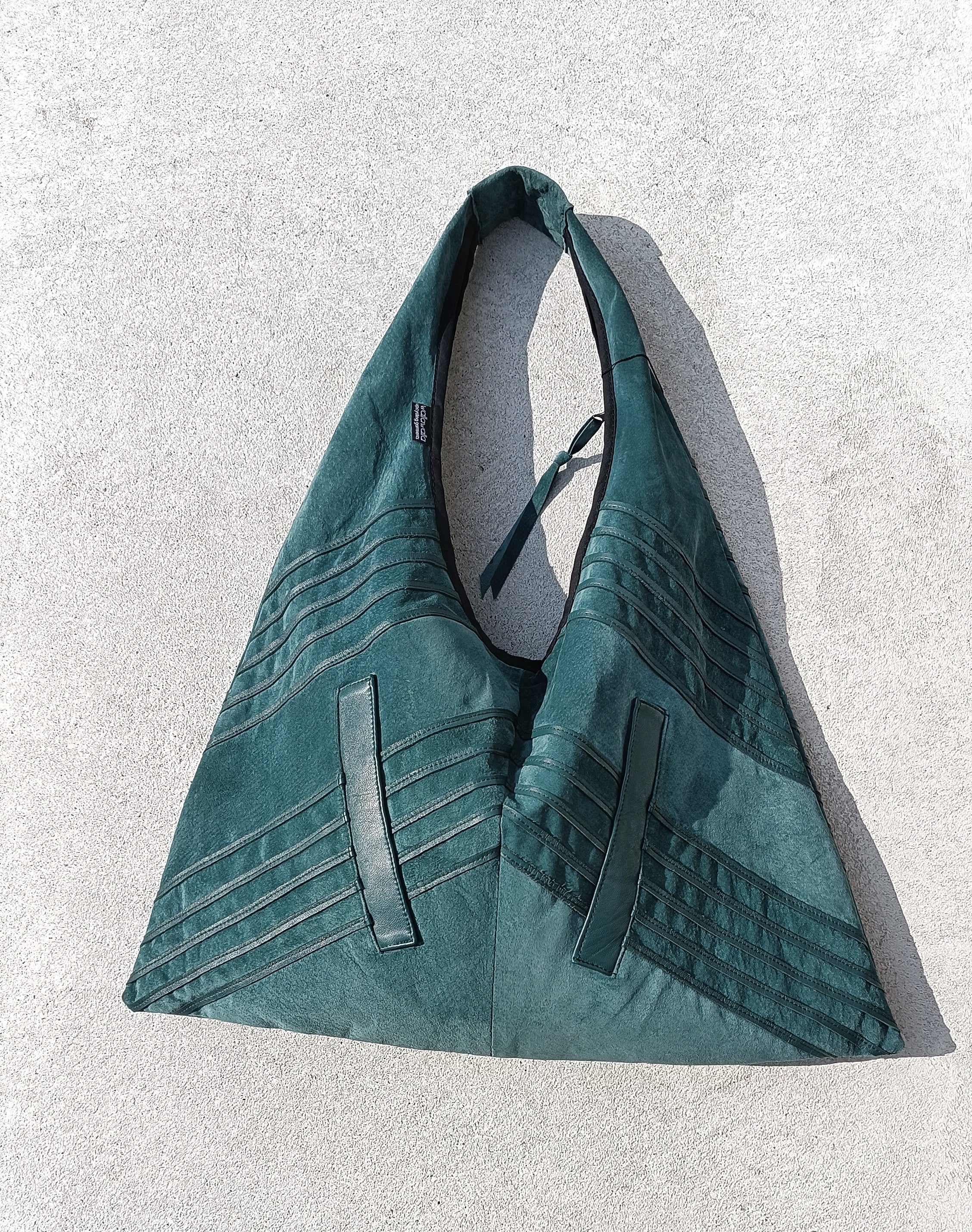 Collectionsbild  türkise Triangel Bag aus Wildleder , handgemachtes Upcycling-Unikat von Wallawalla Berlin
