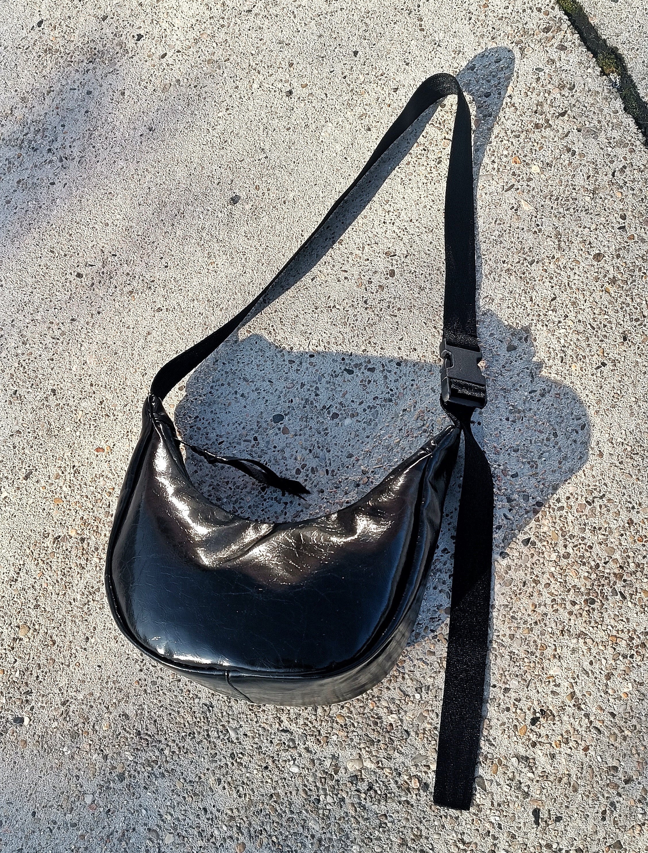 Schwarze Umhängetasche aus Lackleder mit Struktur handgemachtes Upcycling-Unikat von Wallawalla Berlin