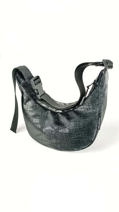 nachhaltige crossbody baguette bag recyceltes material