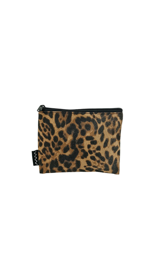 kleines upcycling taeschchen aus recyceltem Leo Stoff berlin