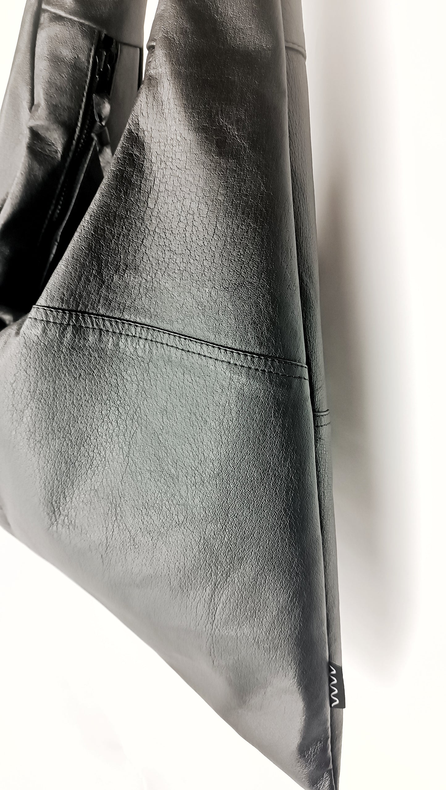 triangle bag unisex tasche aus upgecycelten textilien handgemacht