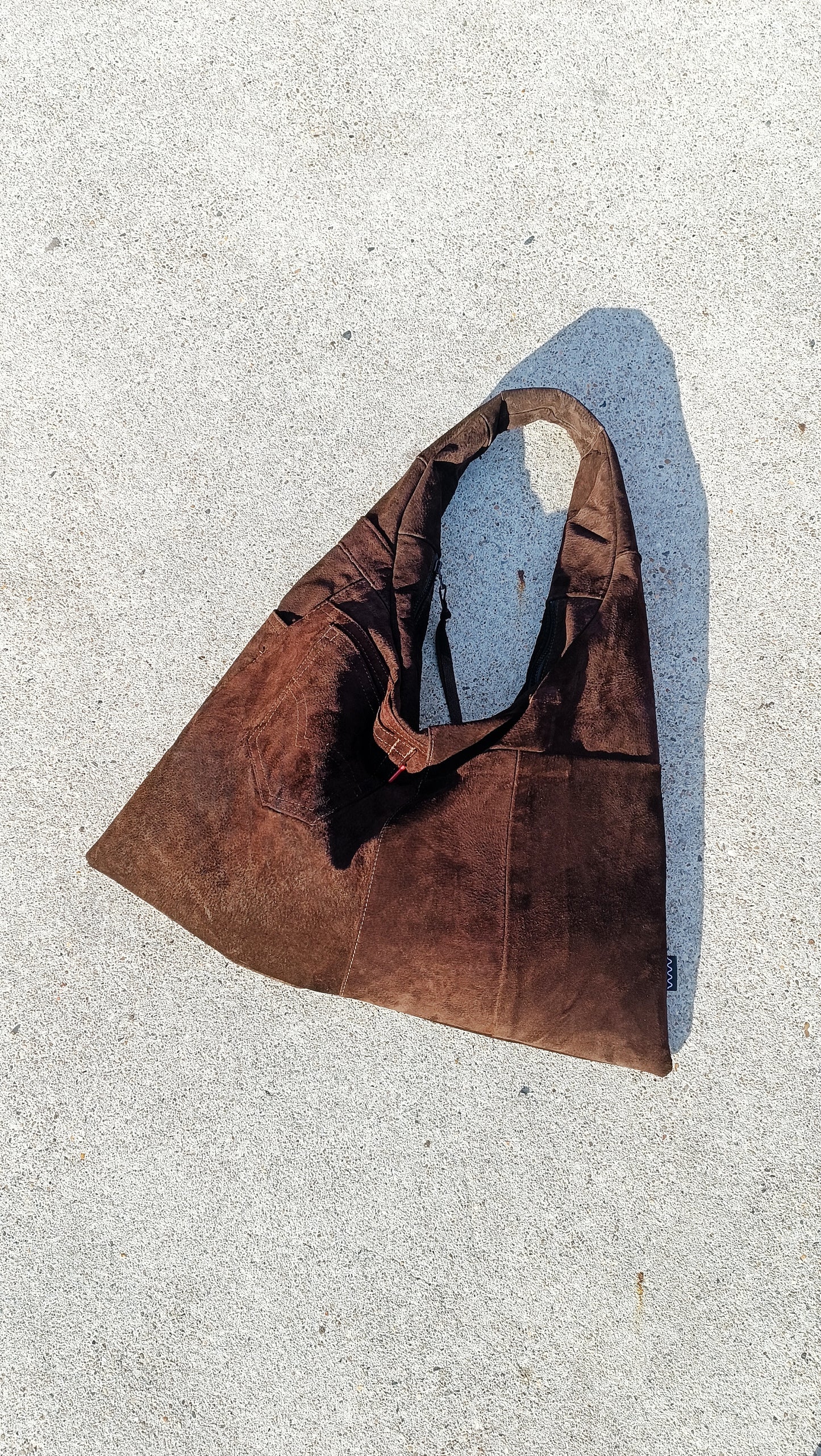 upcycling tasche dreieck design wallawalla wildleder braun