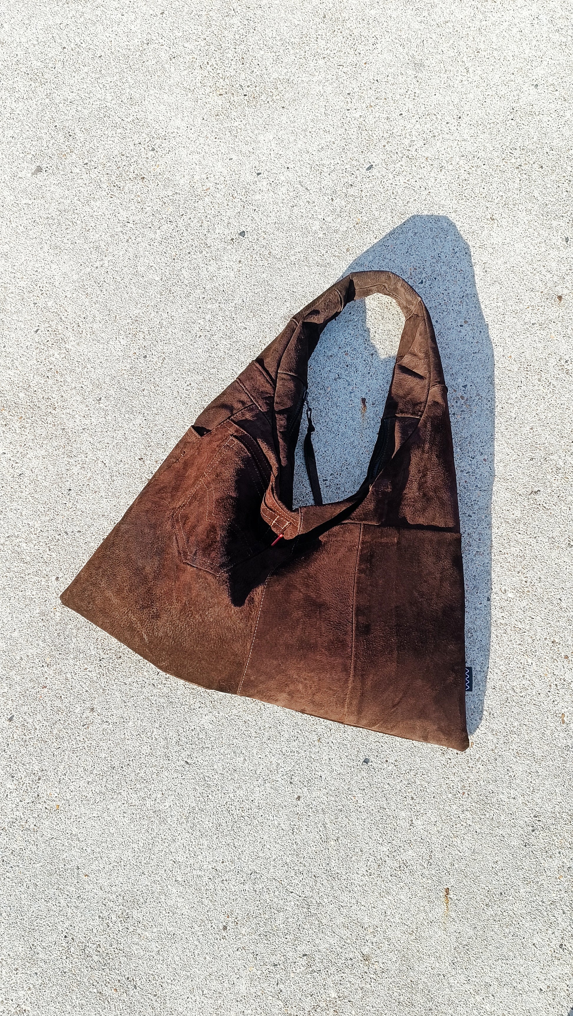 upcycling tasche dreieck design wallawalla wildleder braun