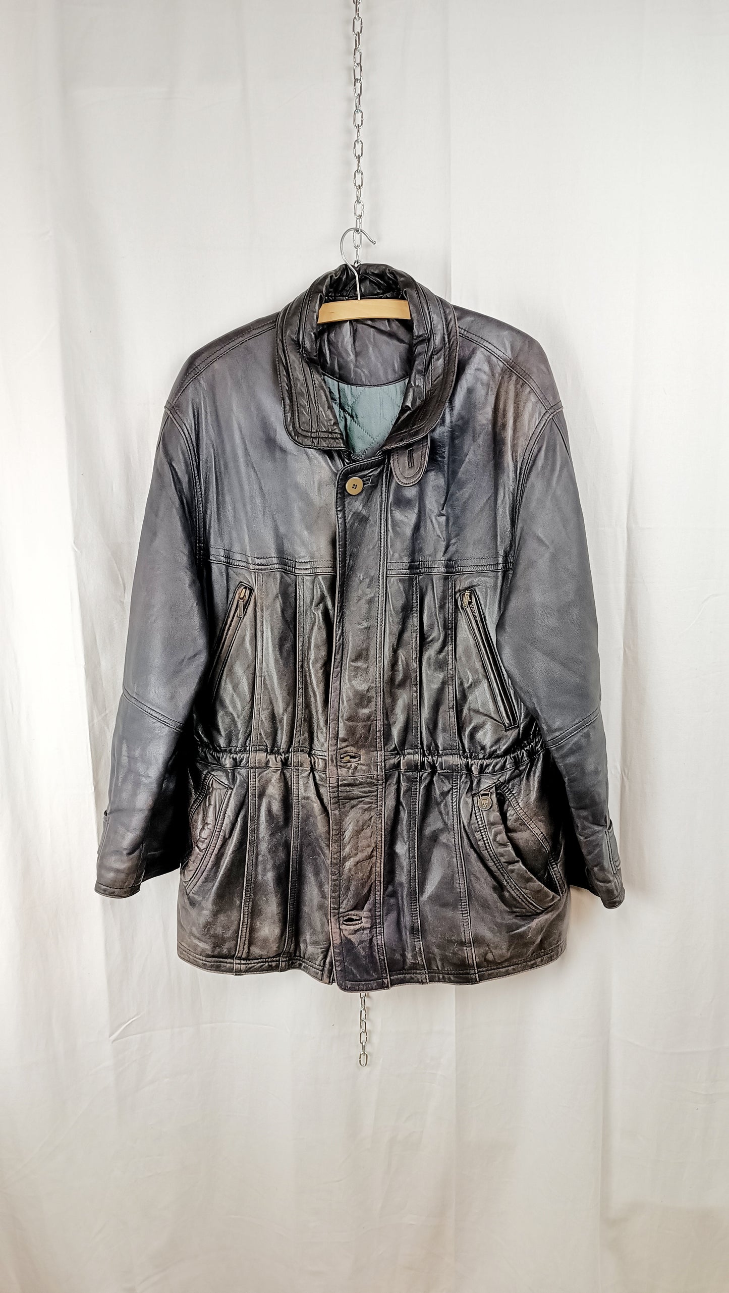Vintage Jacke aus braun lila Leder vor dem Upcycling zur [Taschenart]
