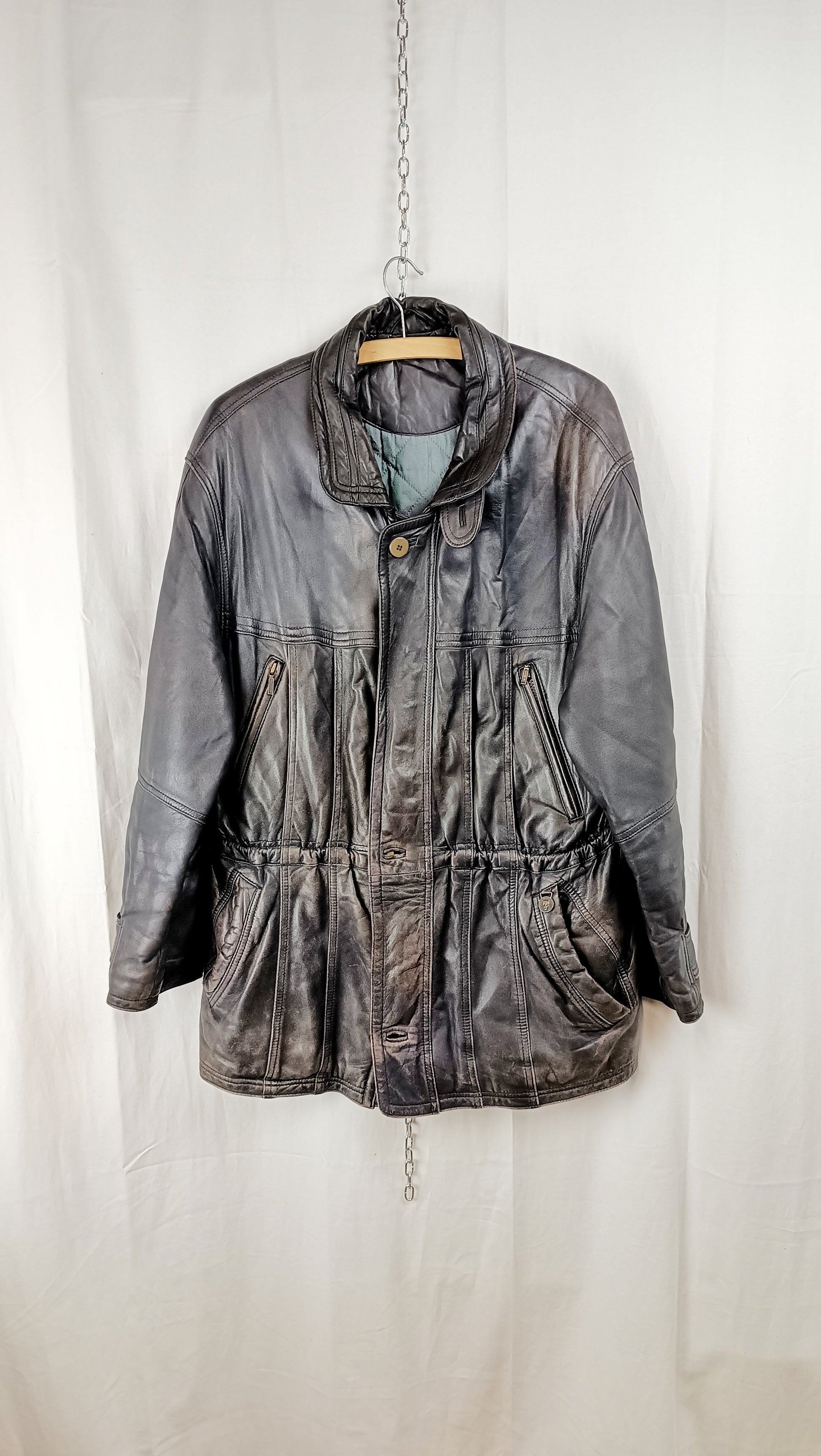 Vintage Jacke aus braun lila Leder vor dem Upcycling zur [Taschenart]