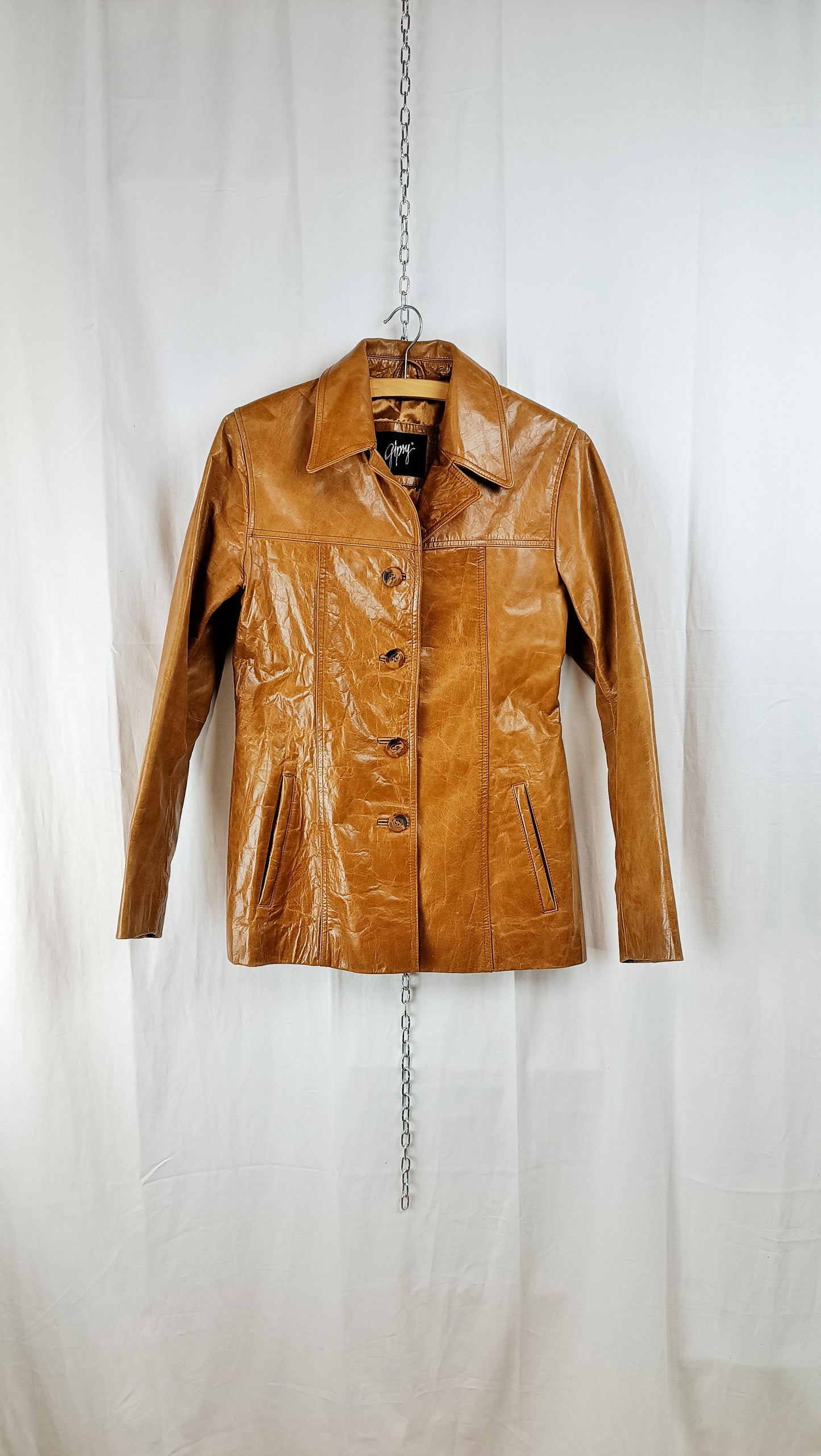 Jacke aus sandfarbenem Leder vor dem Upcycling zur Triangle Bag
