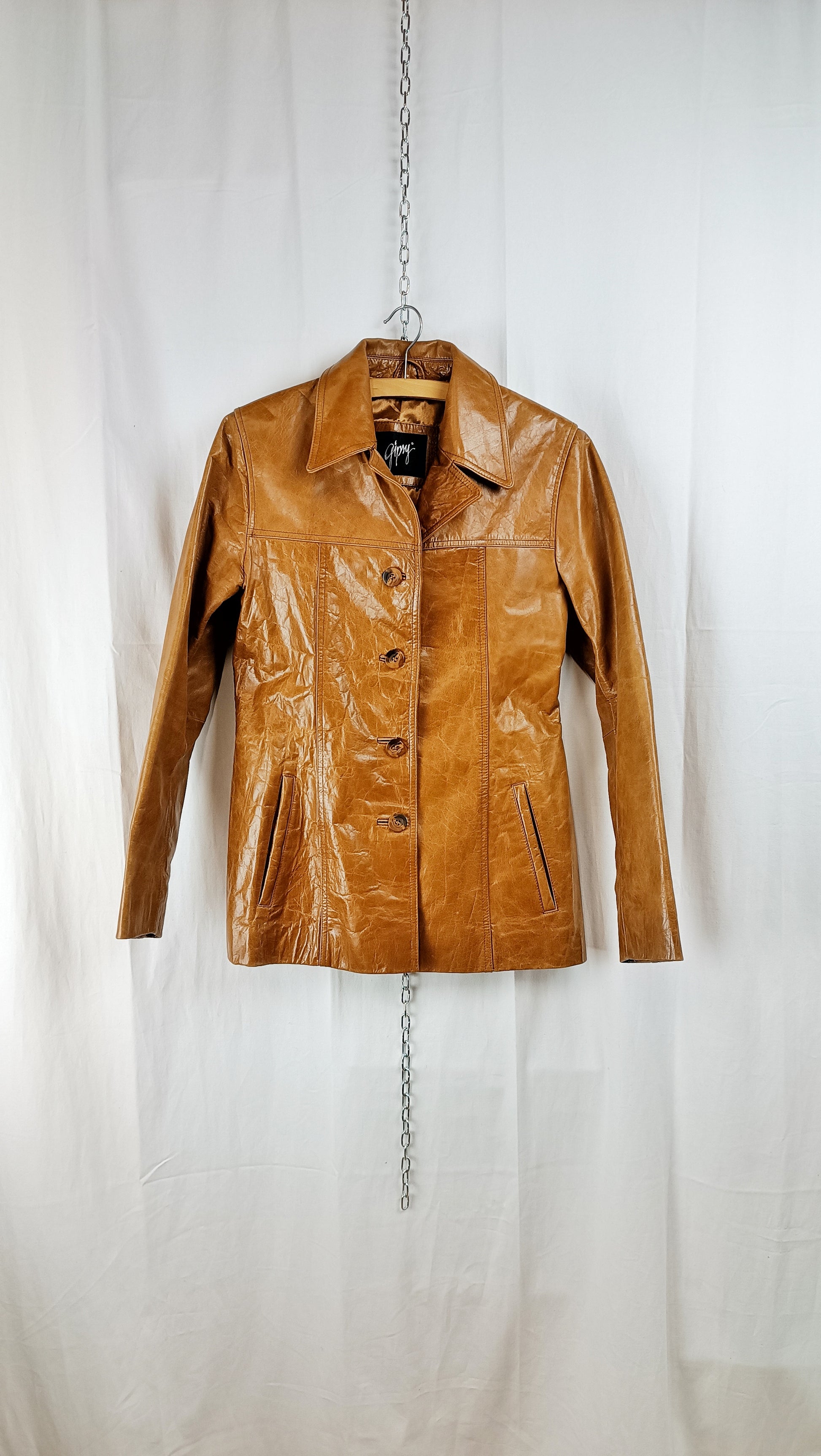 Jacke aus sandfarbenem Leder vor dem Upcycling zur Triangle Bag