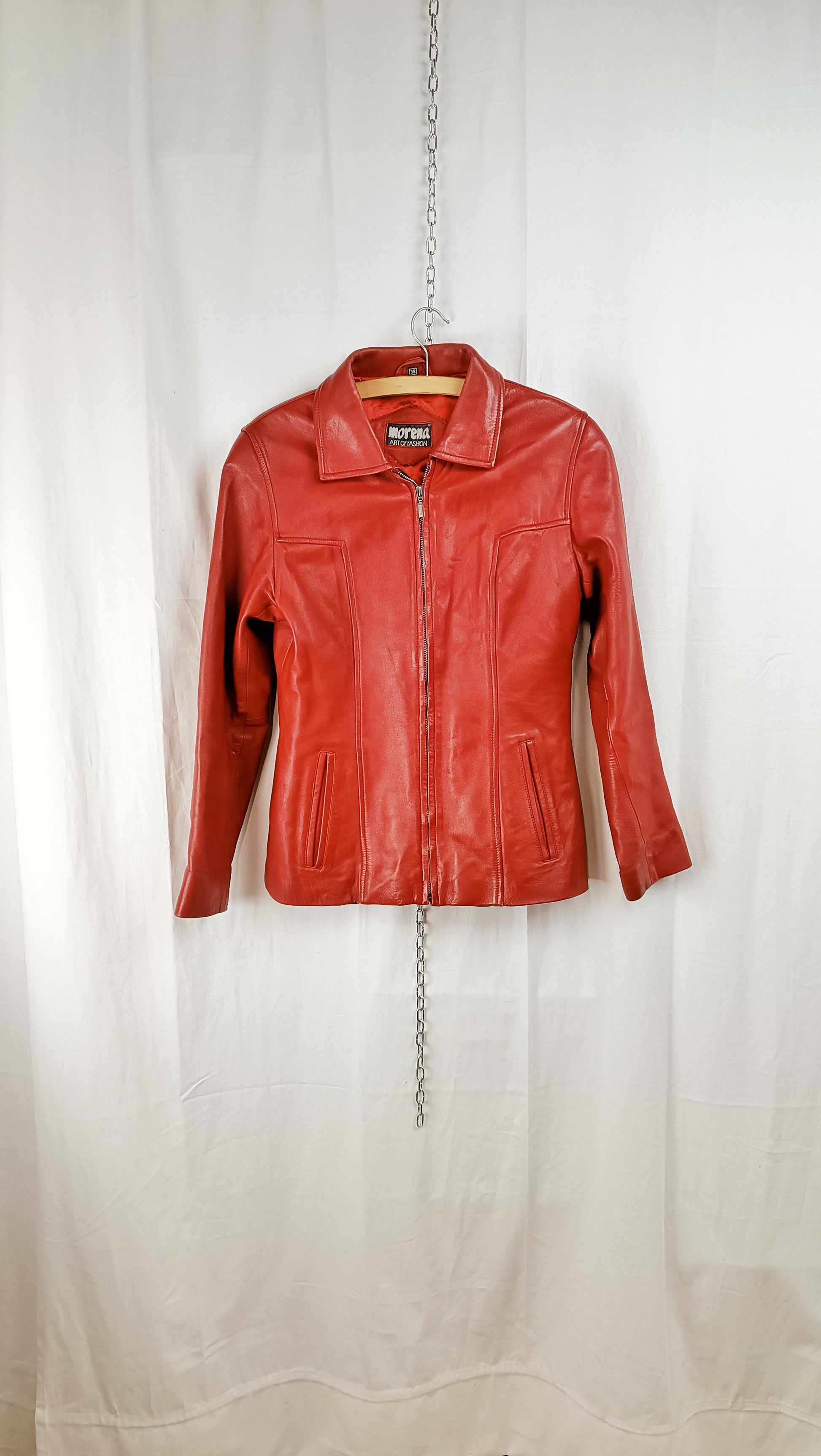 Rote Lederjacke vor dem Upcycling zur Triangle Bag